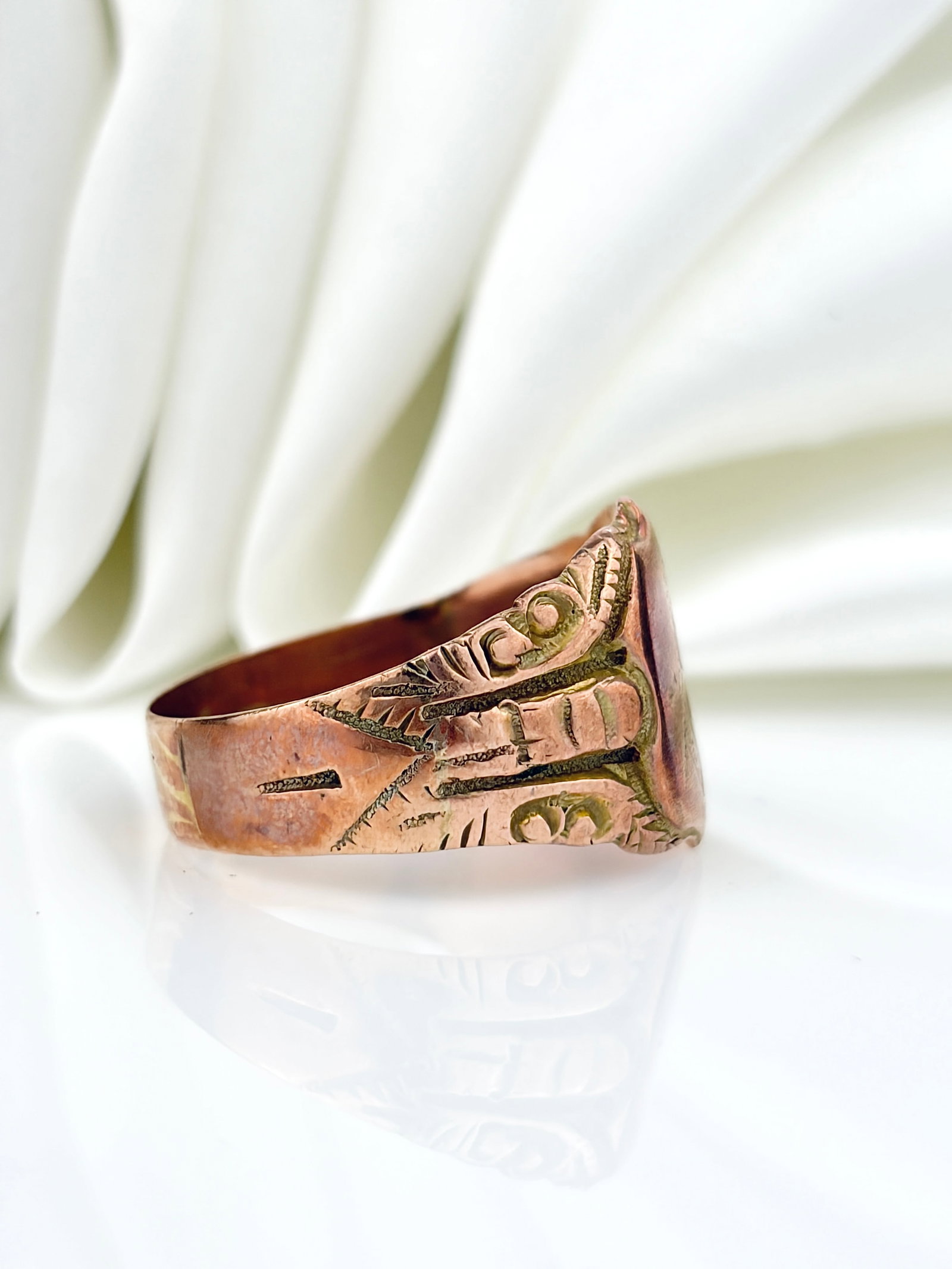 ANTIQUE C.1916 9CT ROSE GOLD CHUNKY SHIELD SIGNET RING - 3