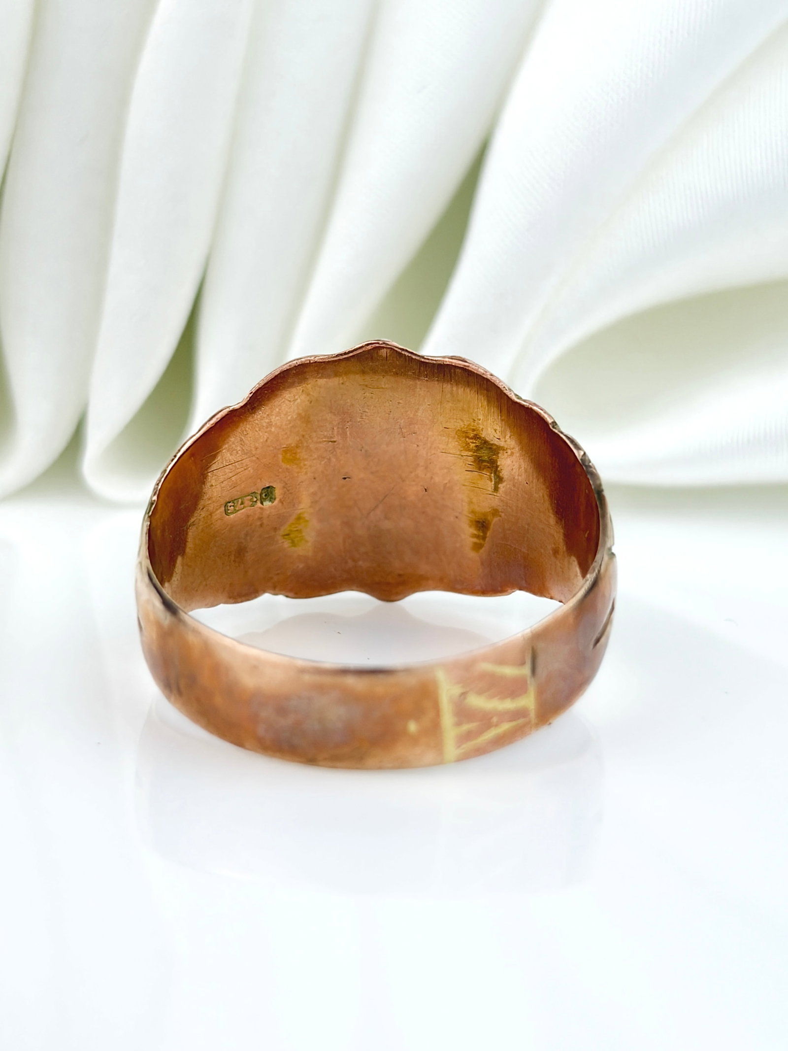 ANTIQUE C.1916 9CT ROSE GOLD CHUNKY SHIELD SIGNET RING - 4