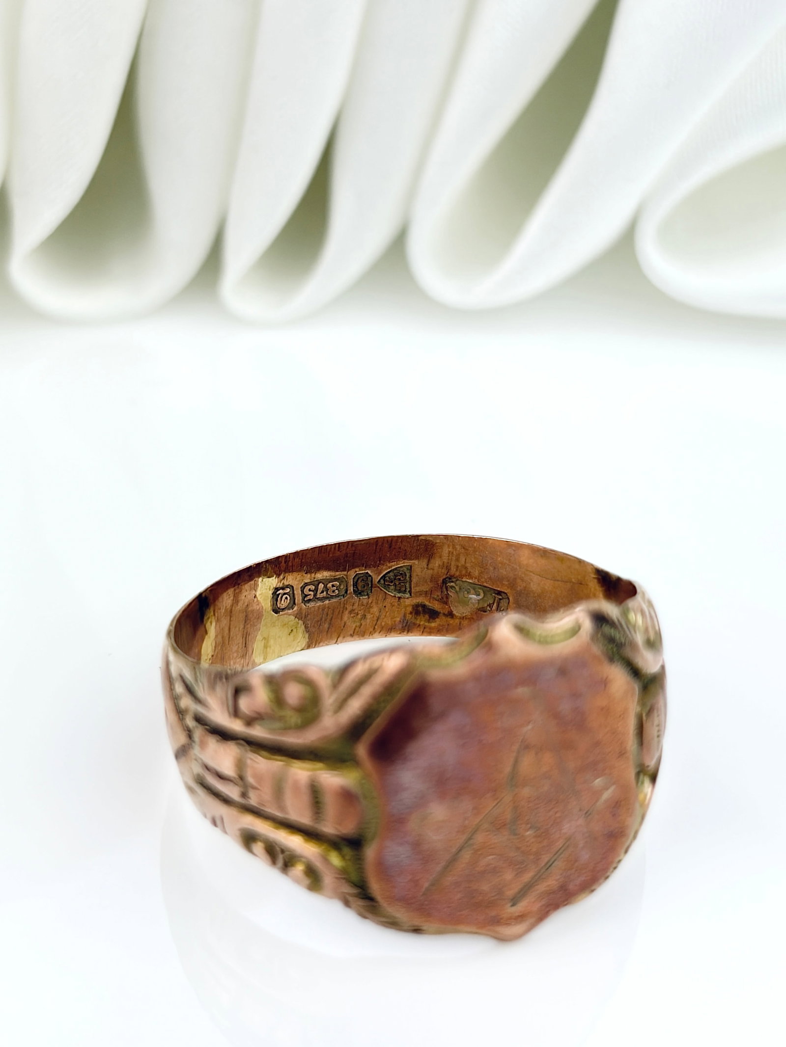 ANTIQUE C.1916 9CT ROSE GOLD CHUNKY SHIELD SIGNET RING - 5