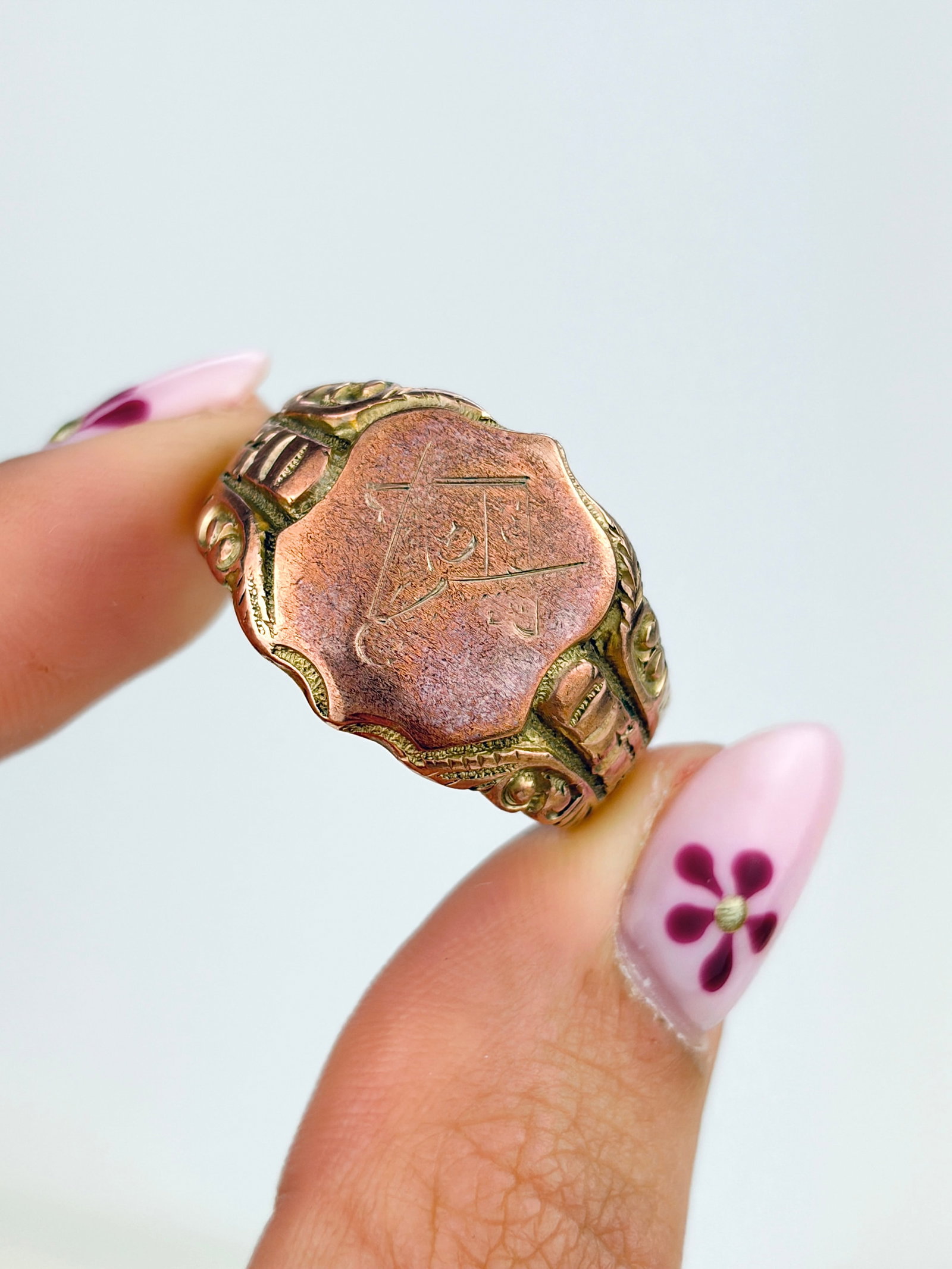 ANTIQUE C.1916 9CT ROSE GOLD CHUNKY SHIELD SIGNET RING - 6