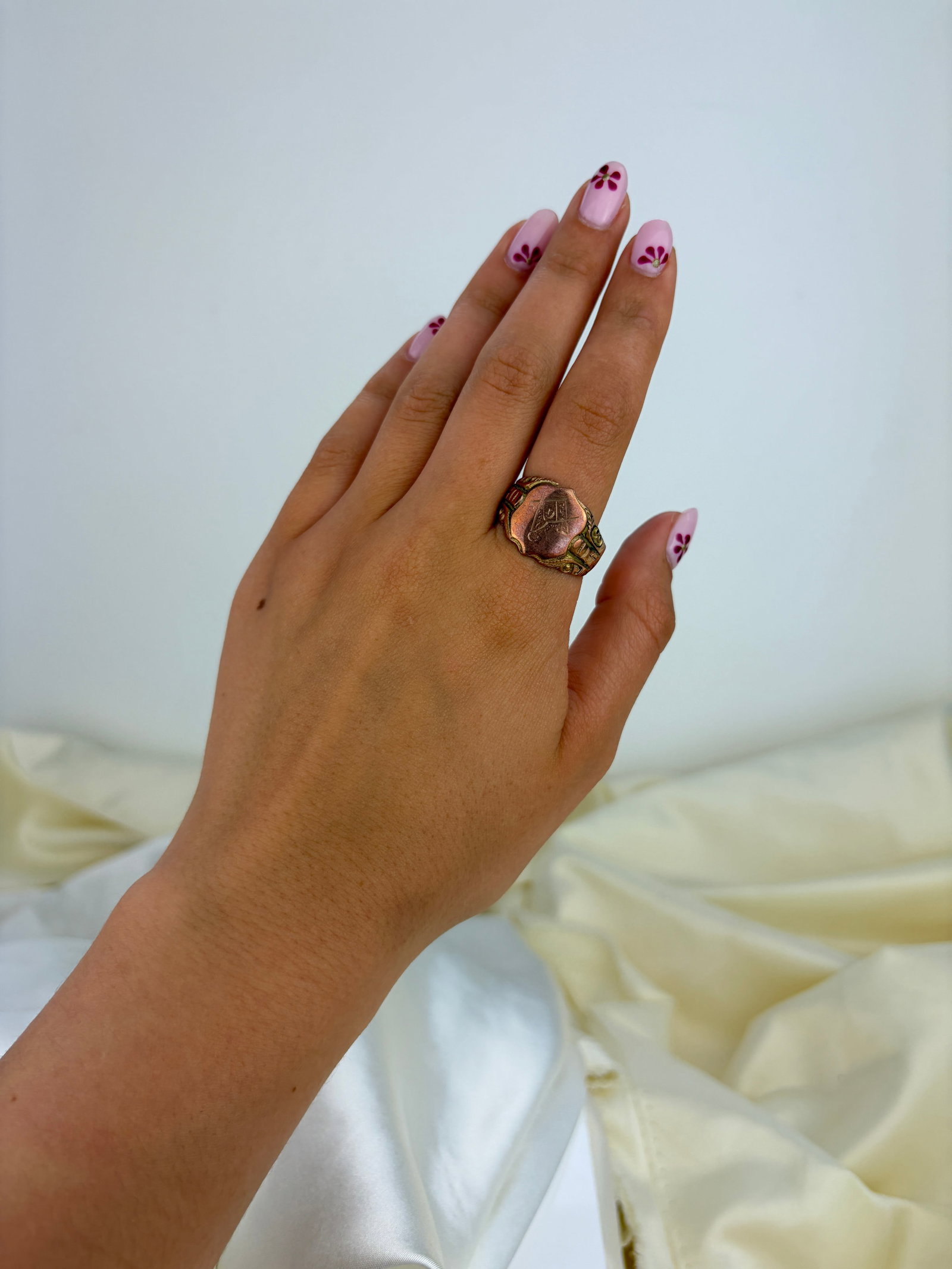 ANTIQUE C.1916 9CT ROSE GOLD CHUNKY SHIELD SIGNET RING - 8