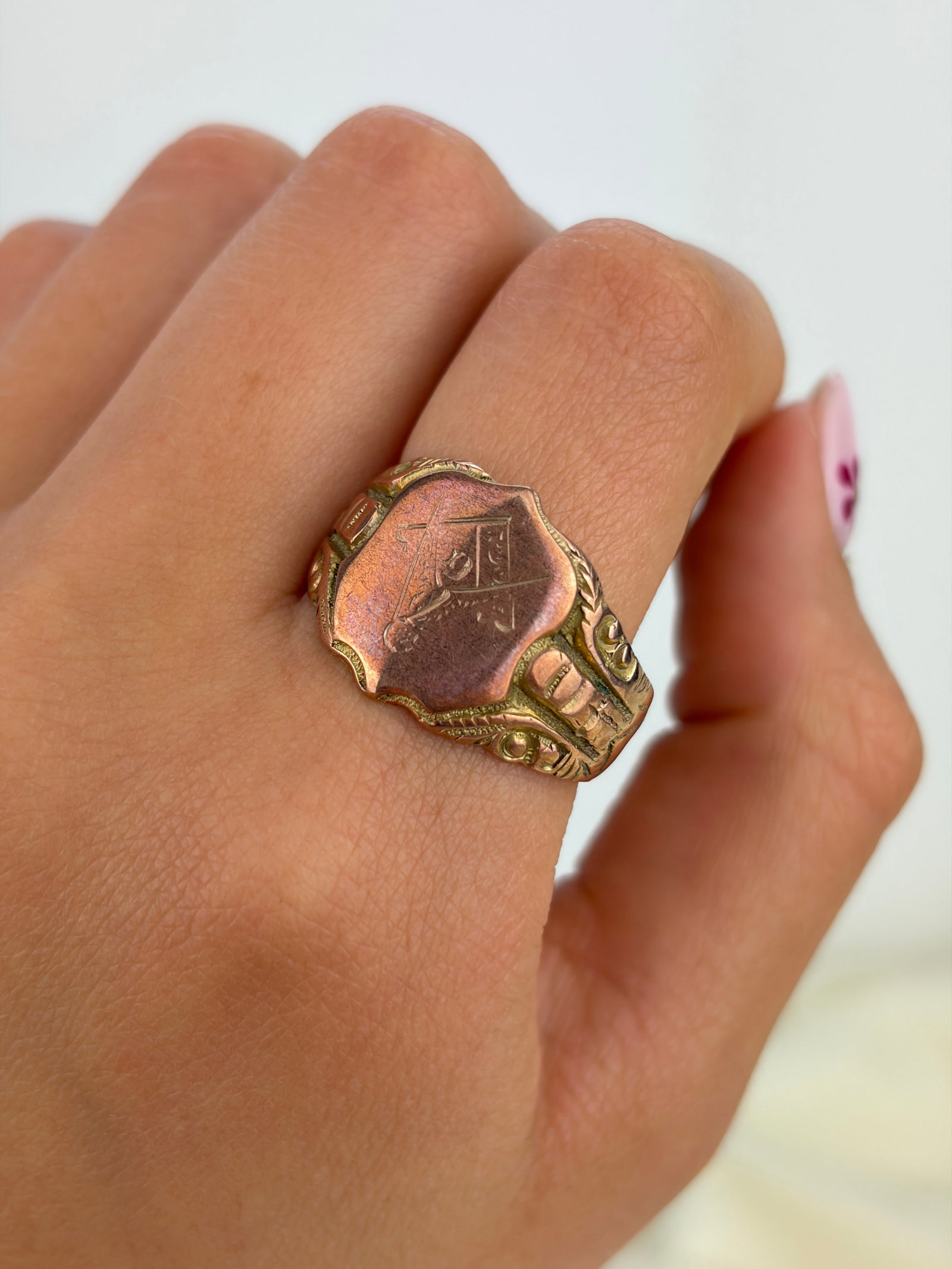 ANTIQUE C.1916 9CT ROSE GOLD CHUNKY SHIELD SIGNET RING - 9