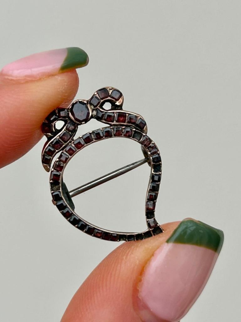 Antique Gold Georgian Bow Top, Flat Cut Garnet Witches Heart Brooch: Georgian flat cut garnet brooch sweet & dainty brooch measurements: length 22mm width 17mm, weight 2.08g tests as gold condition: see photos, office use: t22 - ws ma