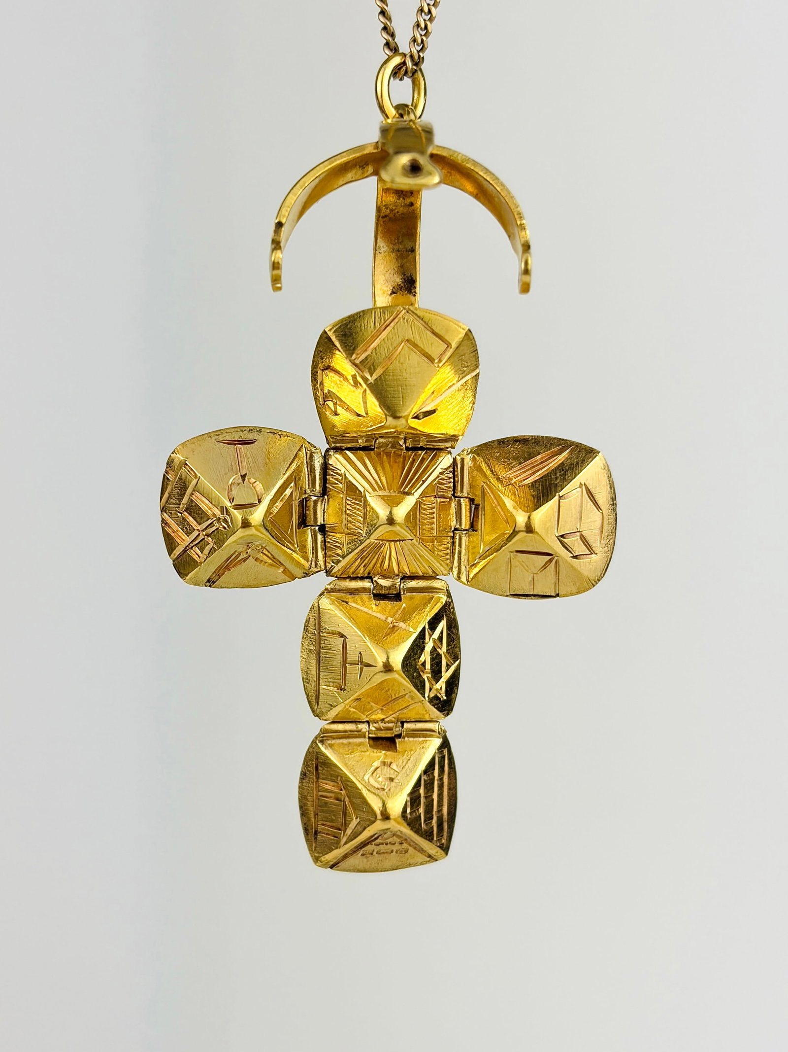 9ct Gold and Silver Opening Masonic Cross/Ball Pendant (1 of 7)