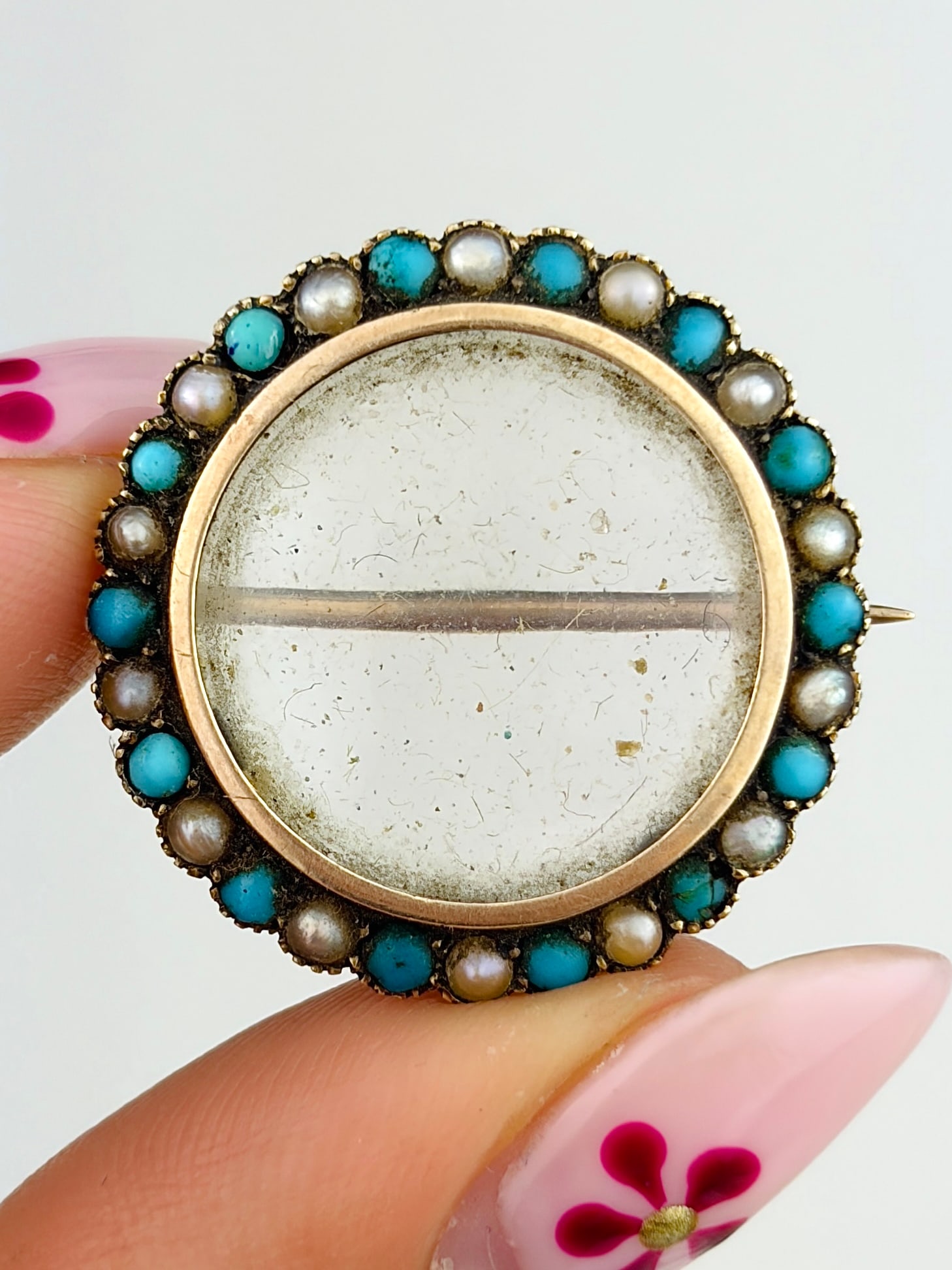 ANTIQUE 9CT GOLD HINGED BACK TURQUOISE AND PEARL LOCKET BROOCH: ANTIQUE 9CT GOLD HINGED BACK TURQUOISE AND PEARL LOCKET BROOCH Such a lovely way to store images, pressed flowers etc!