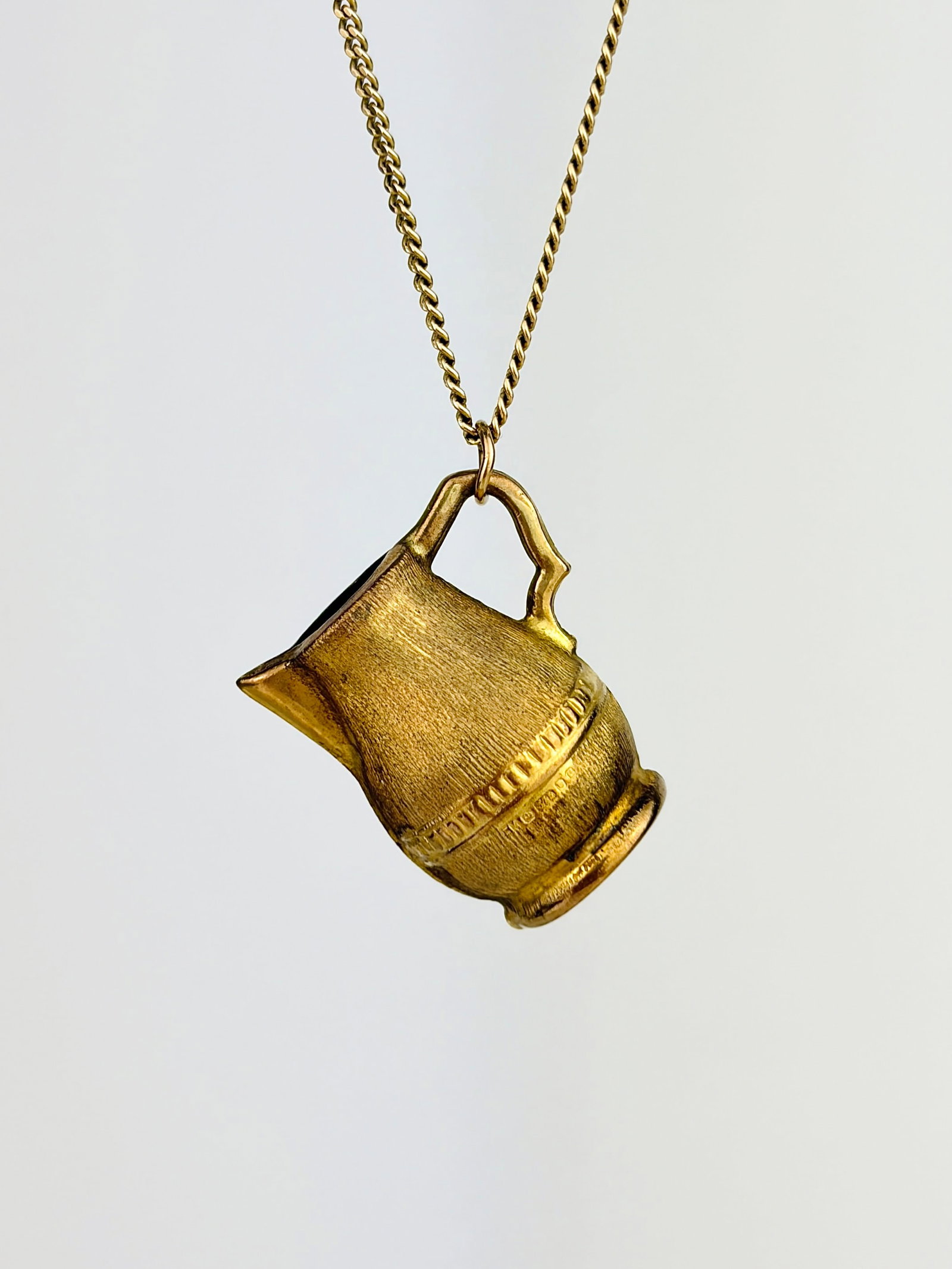 VINTAGE C.1977 9CT YELLOW GOLD JUG CHARM/PENDANT: VINTAGE C.1977 9CT YELLOW GOLD JUG CHARM/PENDANT