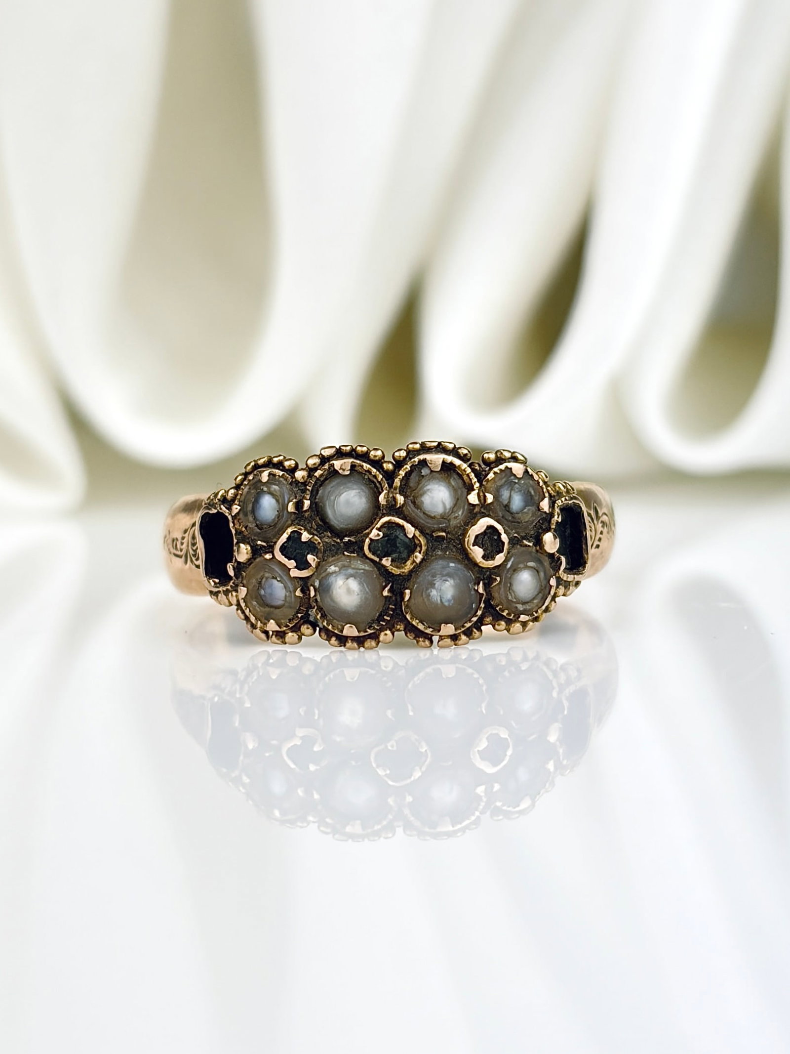Antique 15ct Gold Pearl and Diamond Flower Ring: Antique 15ct Gold Pearl and Diamond Flower Ring A stunning antique ring! One of the diamonds is missing, and the two settings on the shoulder are empty. 