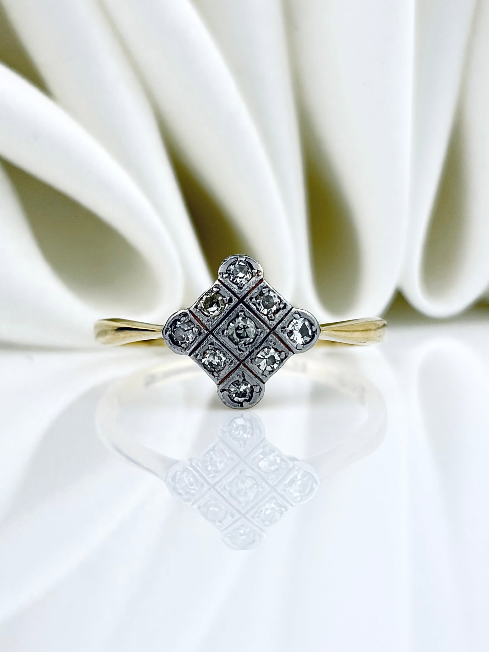 ANTIQUE ART DECO DIAMOND CLUSTER RING IN 18CT GOLD AND PLATINUM: ANTIQUE ART DECO DIAMOND CLUSTER RING IN 18CT GOLD AND PLATINUM Prettiest ring!