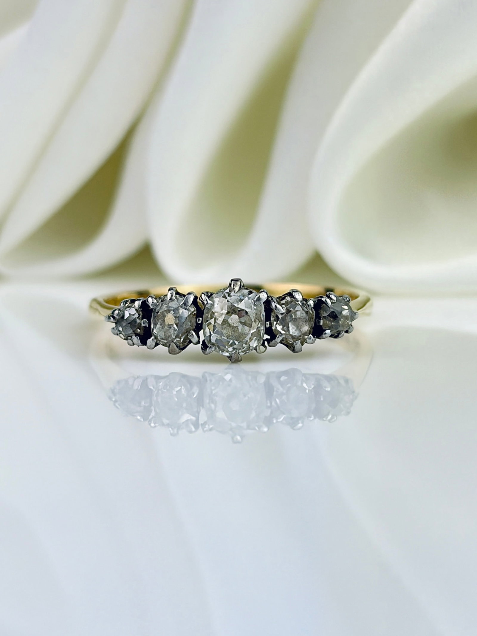 ANTIQUE 18CT YELLOW GOLD DIAMOND 5 STONE RING: ANTIQUE 18CT YELLOW GOLD DIAMOND 5 STONE RING Beautiful sparkling diamonds!