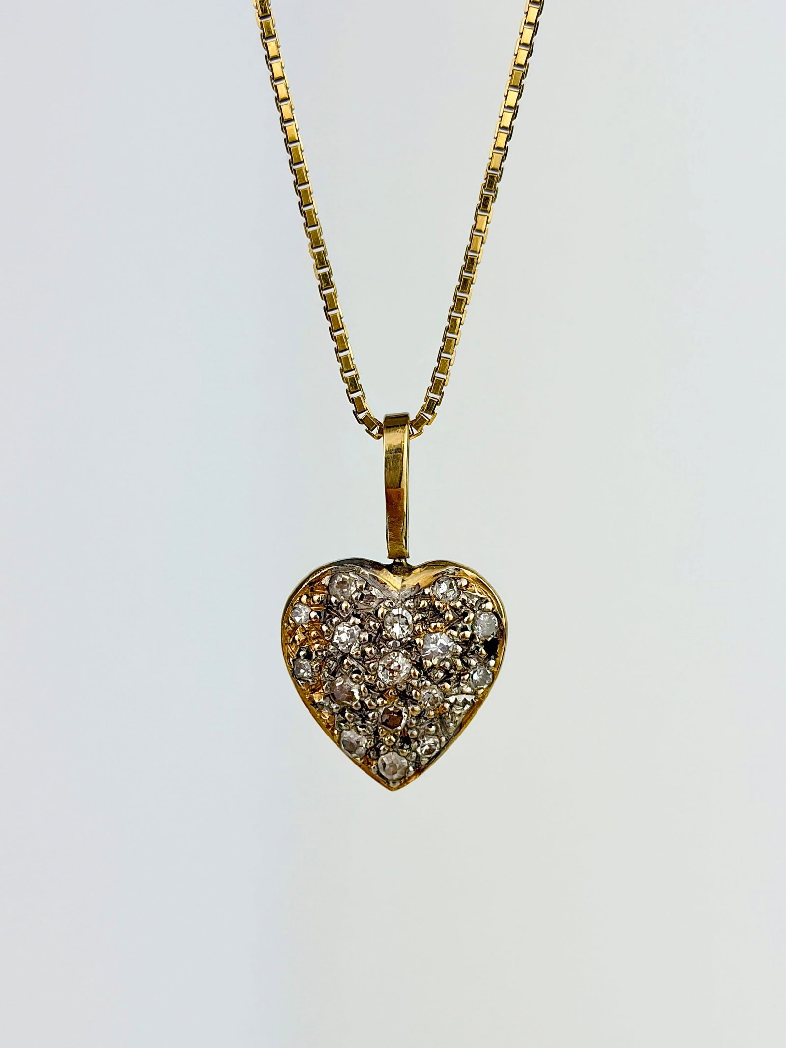 VINTAGE DOUBLE SIDED DIAMOND HEART PENDANT ON CHAIN IN 10CT GOLD: VINTAGE DOUBLE SIDED DIAMOND HEART PENDANT ON CHAIN IN 10CT GOLD The heart swivels around as well!
