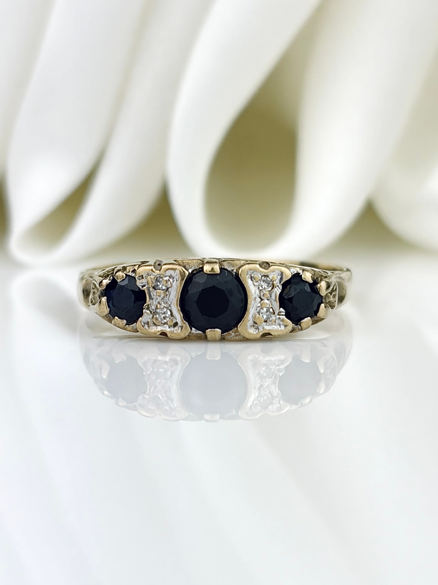 Vintage c.1988 9ct Yellow Gold Sapphire and Diamond 5 Stone Ring: Vintage c.1988 9ct Yellow Gold Sapphire and Diamond 5 Stone Ring Beautiful scroll gallery!