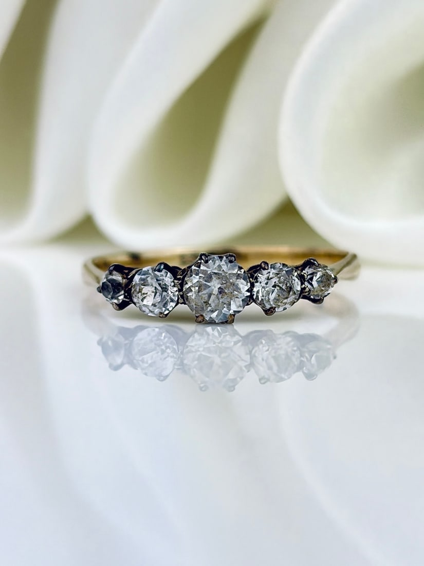 ANTIQUE 9CT YELLOW GOLD DIAMOND 5 STONE RING: ANTIQUE 9CT YELLOW GOLD DIAMOND 5 STONE RING Gorgeous ring, totalling 60pts!