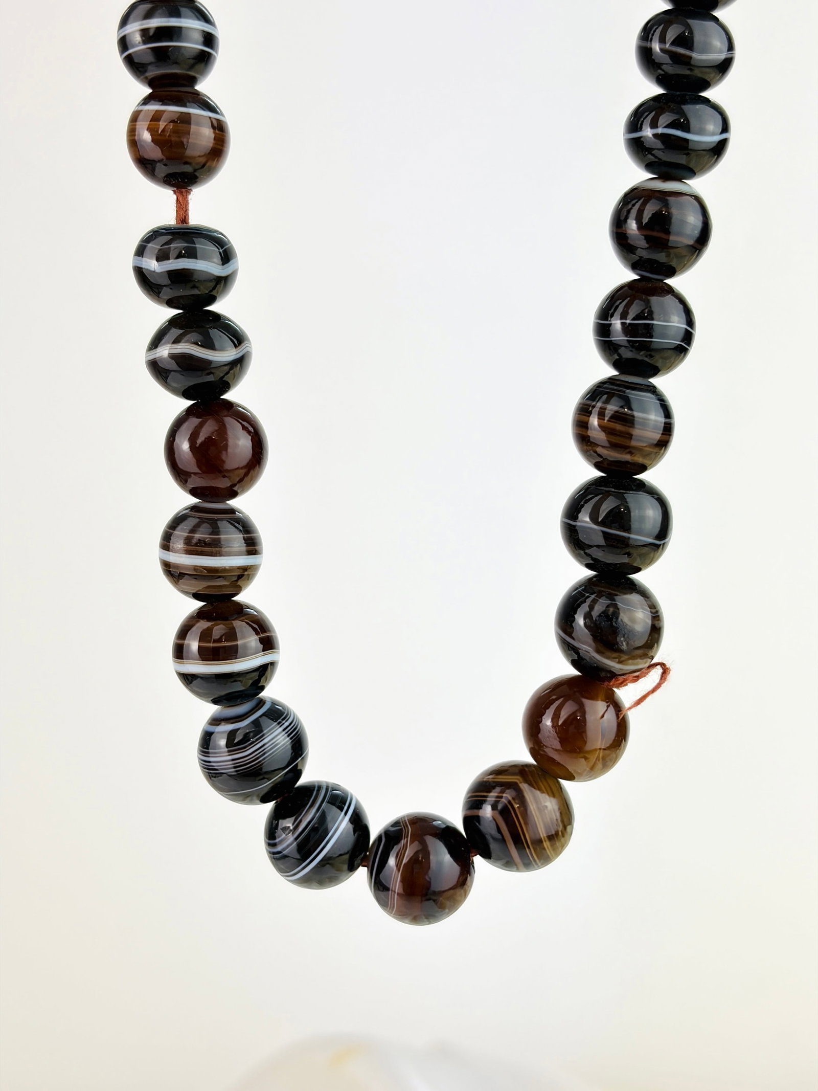 BANDED AGATE BEADED NECKLACE WITH CLASP: BANDED AGATE BEADED NECKLACE WITH CLASP