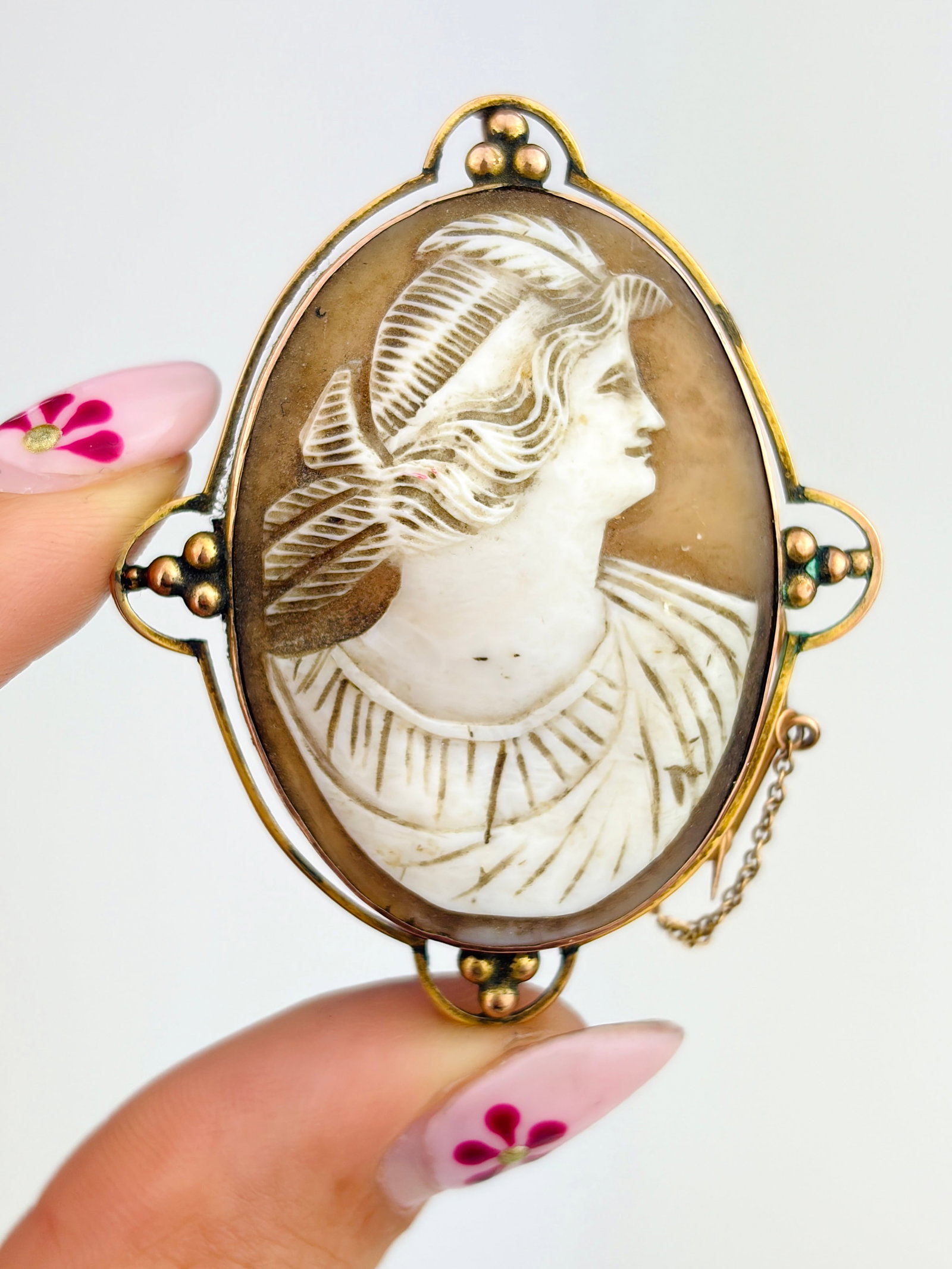 LARGE ANTIQUE VICTORIAN SHELL CAMEO BROOCH IN 9CT GOLD: LARGE ANTIQUE VICTORIAN SHELL CAMEO BROOCH IN 9CT GOLD Amazing brooch.