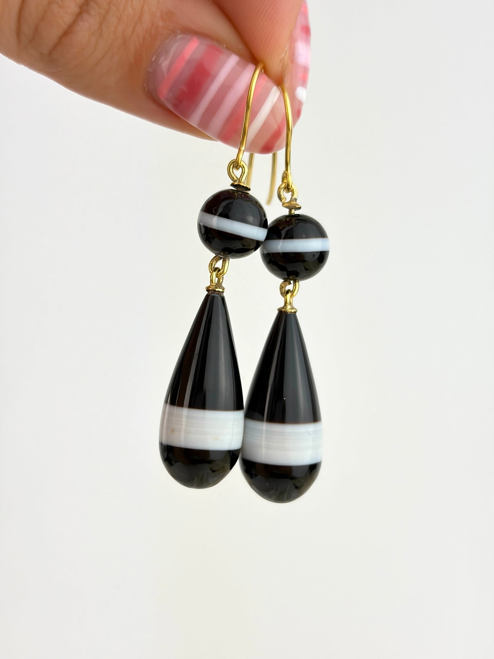 Antique Victorian Banded Agate Drop Earrings: Antique Victorian Banded Agate Drop Earrings Lovely antique earrings! Weight: 8.6g Size: 51x10mm Materials: gold wires, rest is gild Hallmarks: none present Condition: very good overall
