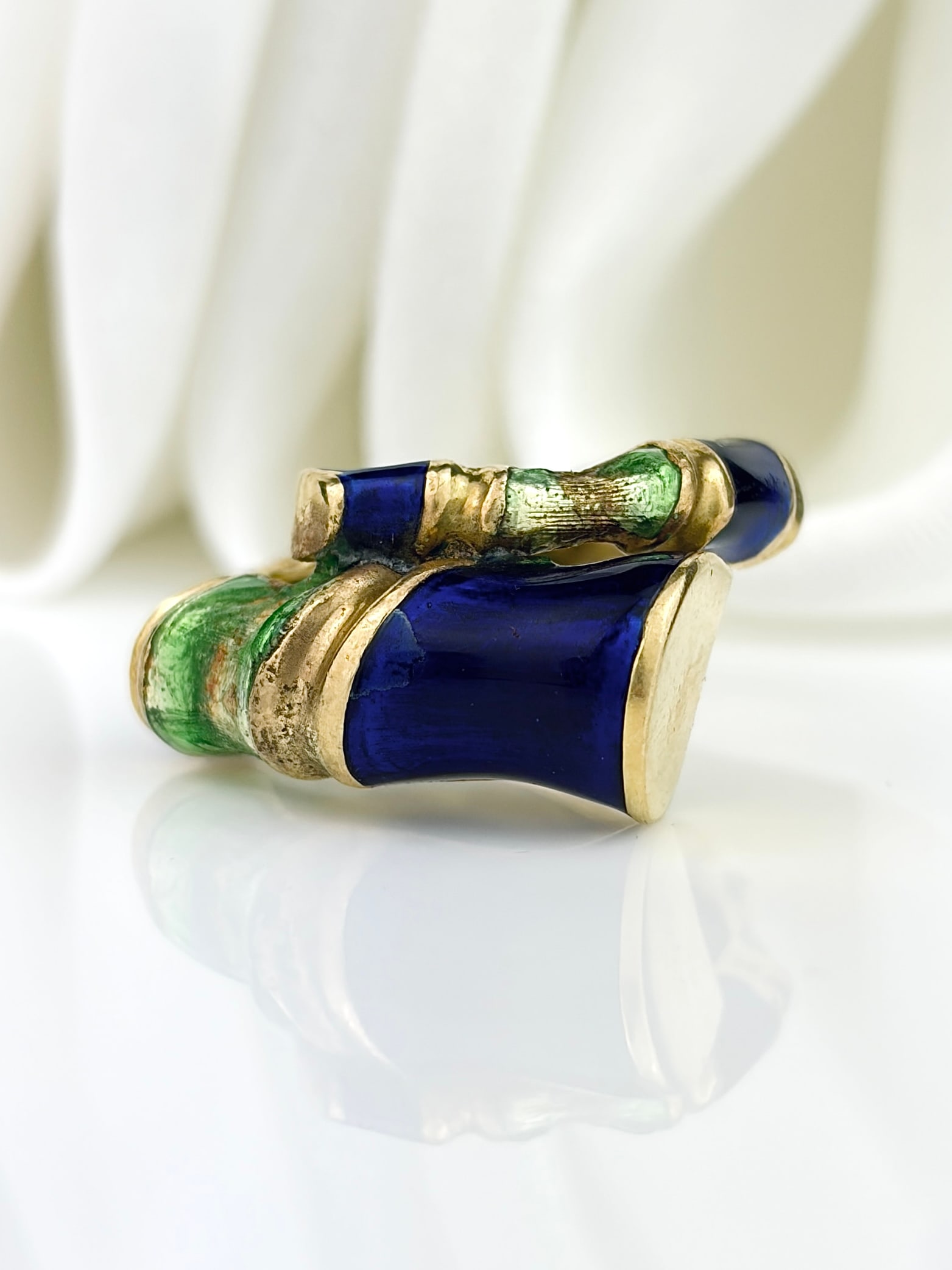 VINTAGE MID CENTURY BLUE AND GREEN ENAMEL BAMBOO RING IN 18CT YELLOW GOLD: VINTAGE MID CENTURY BLUE AND GREEN ENAMEL BAMBOO RING IN 18CT YELLOW GOLD An amazing, unique piece!
