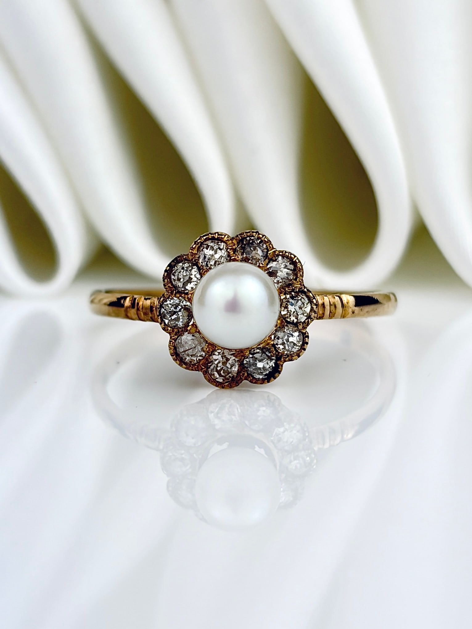 ANTIQUE PEARL AND DIAMOND CLUSTER RING IN. 9CT YELLOW GOLD (1 of 10)
