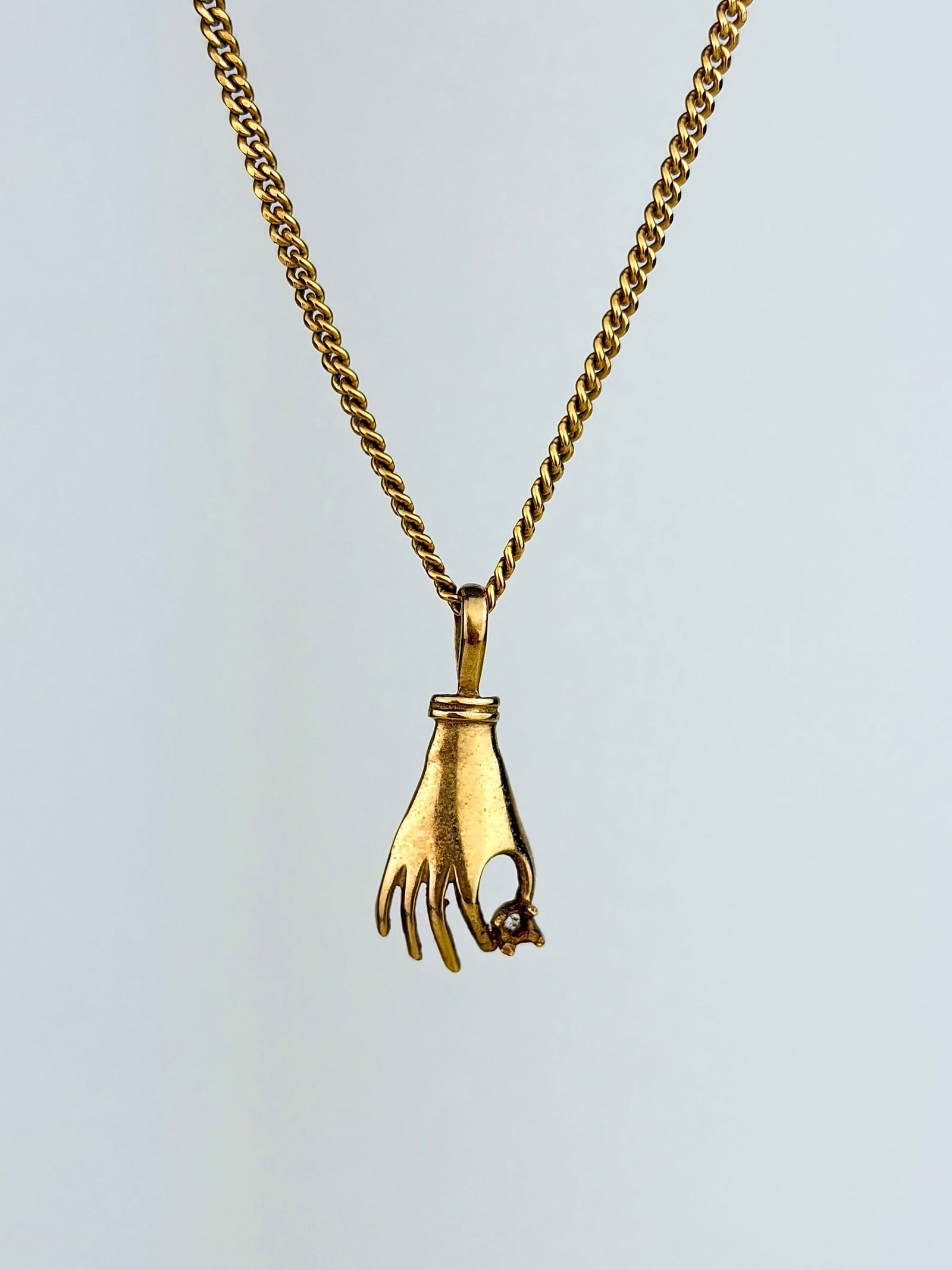 Vintage 9ct Yellow Gold Hand Pendant on 9ct Chain: Vintage 9ct Yellow Gold Hand Pendant on 9ct Chain The hand is meant to be holding a gemstone, but it is missing. However this means its a blank slate to put any gemstone in, whether its a birthstone, 