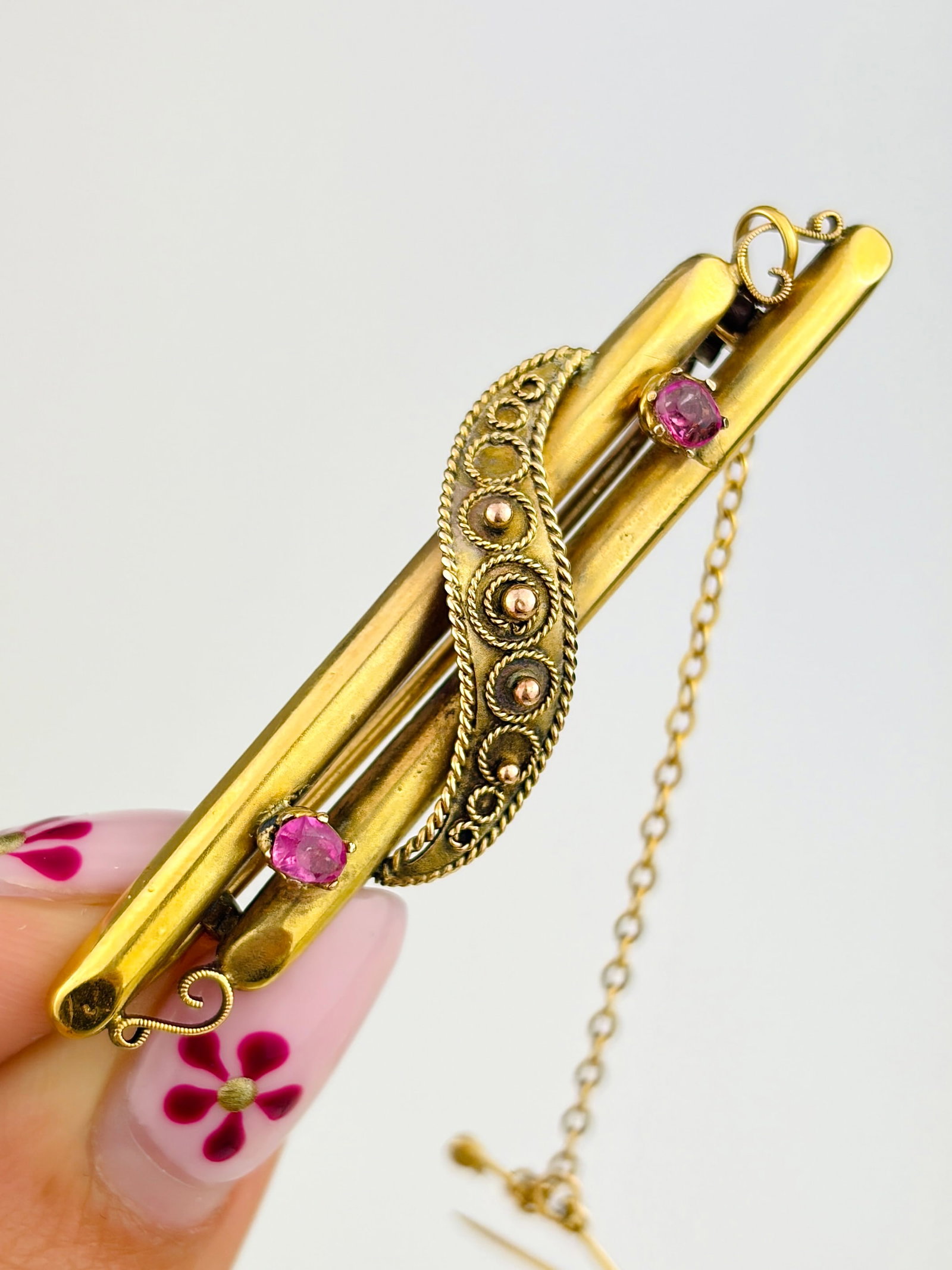 ANTIQUE 9CT YELLOW GOLD RUBY DETAILED BAR BROOCH: ANTIQUE 9CT YELLOW GOLD RUBY DETAILED BAR BROOCH Beautiful antique brooch with the prettiest detailing!