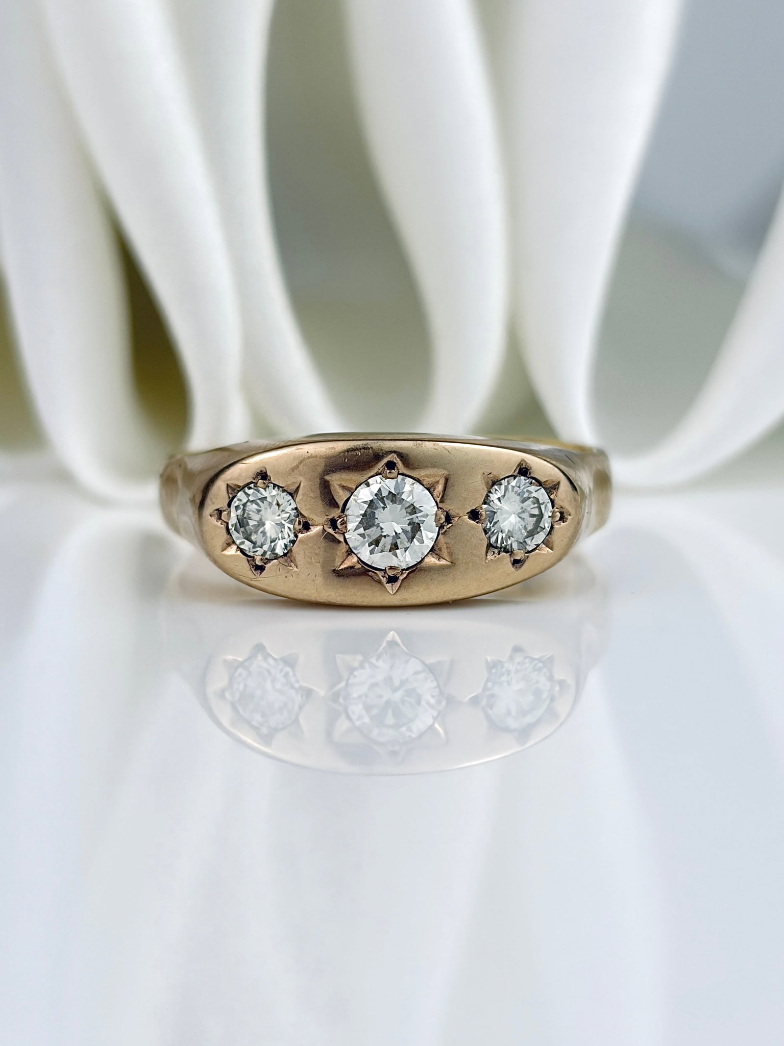 Chunky 18ct Yellow Gold 3 Stone Star Set Ring Large Size: Chunky 18ct Yellow Gold 3 Stone Star Set Ring Wonderful chunky ring, thats diamonds total .85pts. The two outer diamonds are .25pts each, and the central is .35pts. Weight: 7.36g Size: UK X1/2,