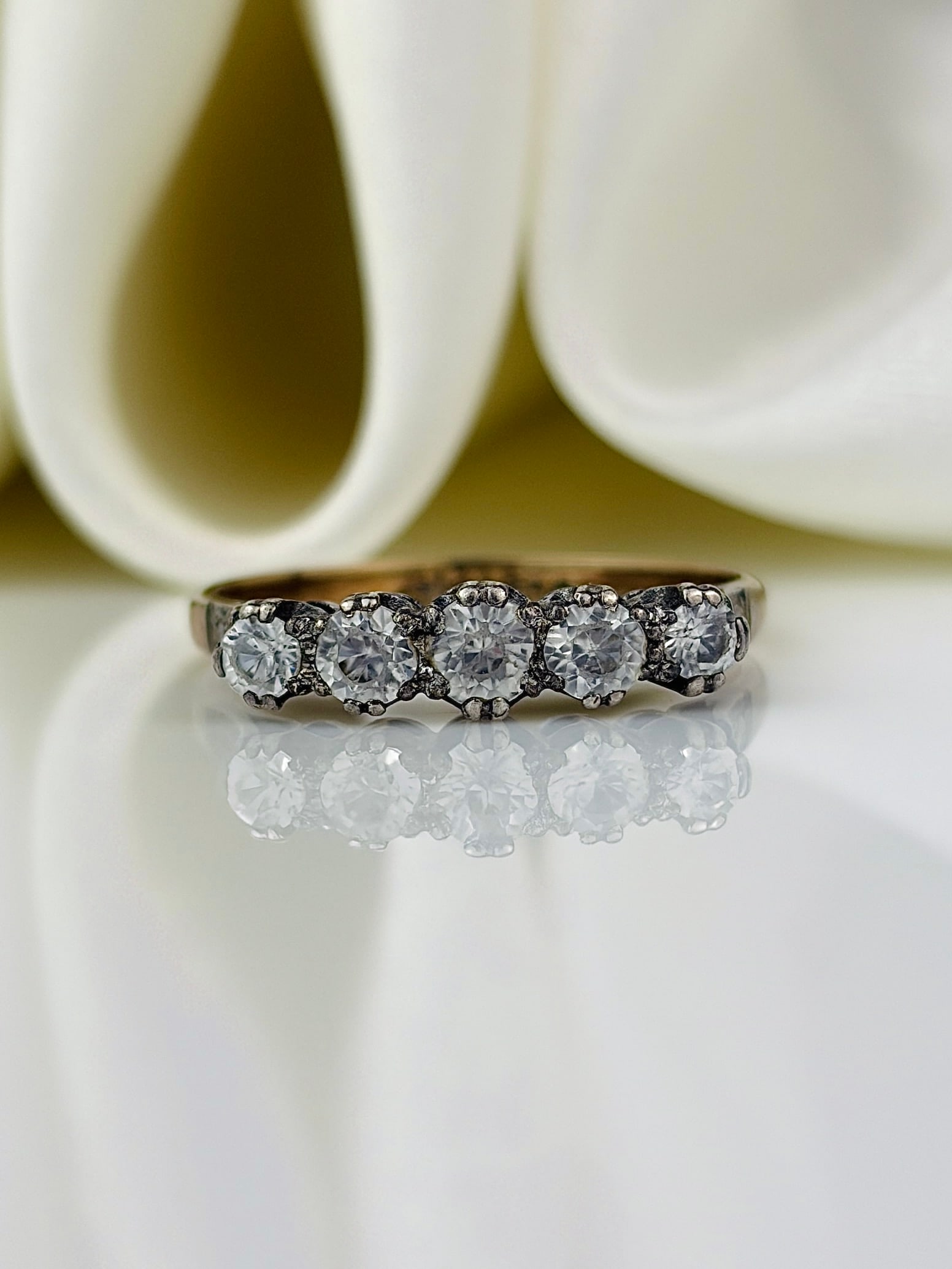 vintage 9ct gold and silver setting 5 stone ring: vintage 9ct gold and silver setting 5 stone ring not diamonds 