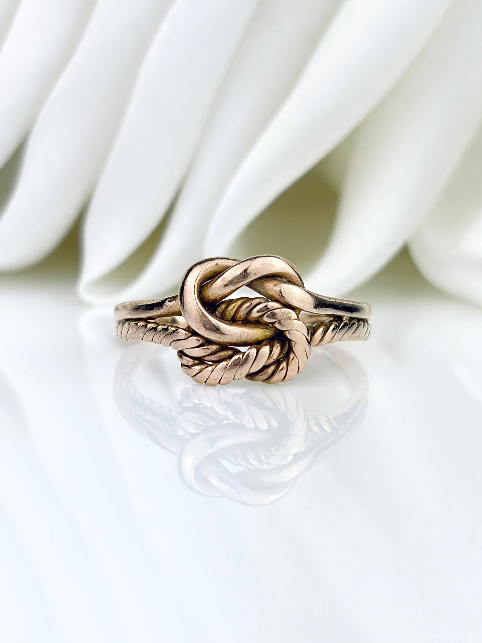 Antique c.1898 9ct Yellow Gold Textured Lover's Knot Ring (1 of 9)