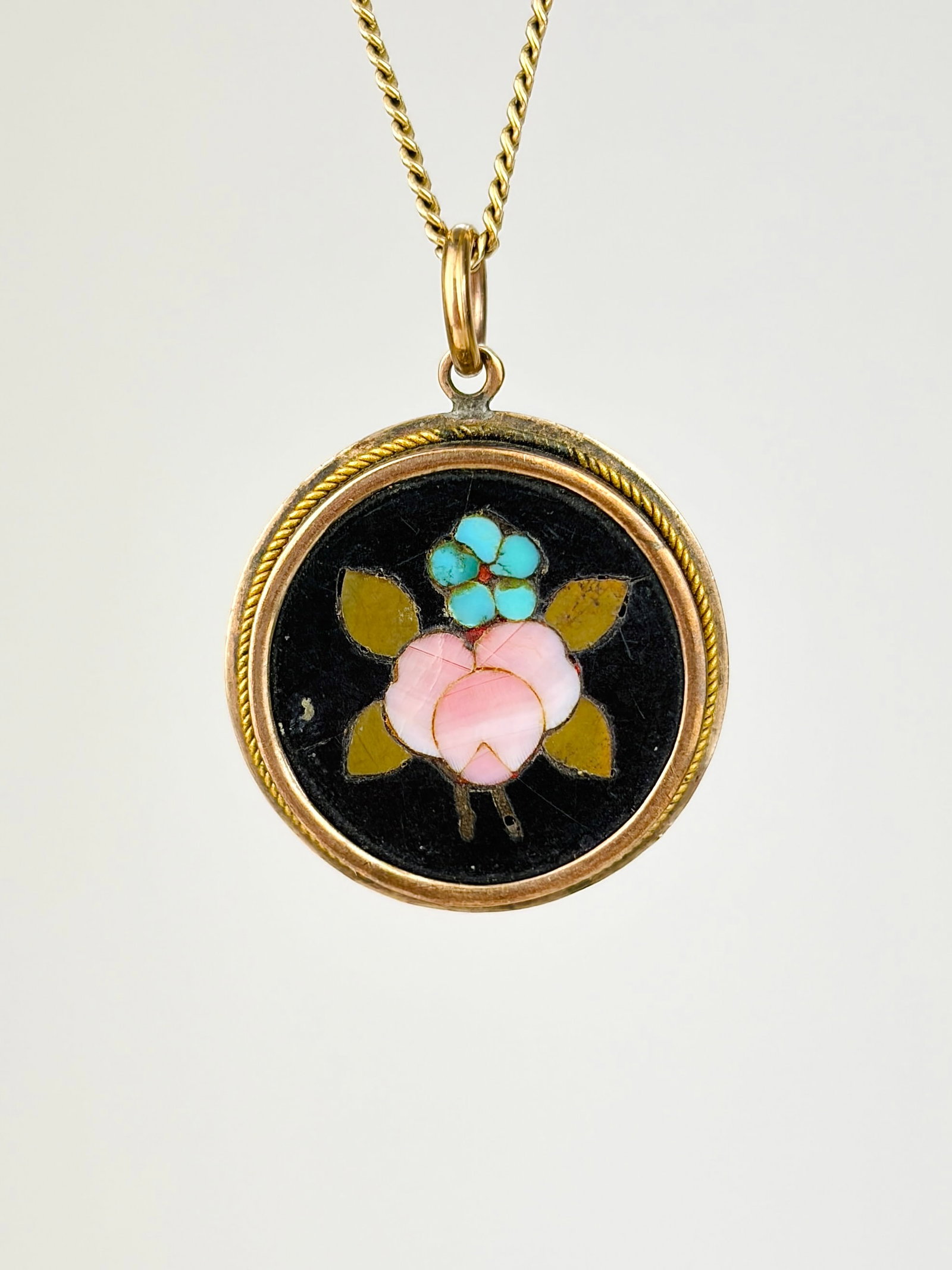ANTIQUE PIETRA DURA MOSAIC PENDANT IN GOLD: ANTIQUE PIETRA DURA MOSAIC PENDANT IN GOLD Gorgeous pendant! Chain not included. 
