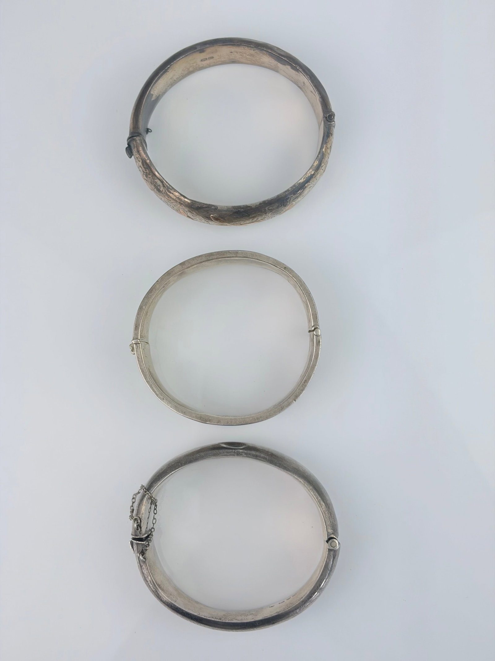 MIXED LOT - 3X SILVER BANGLES AF.: MIXED LOT - 3X SILVER BANGLES AF .