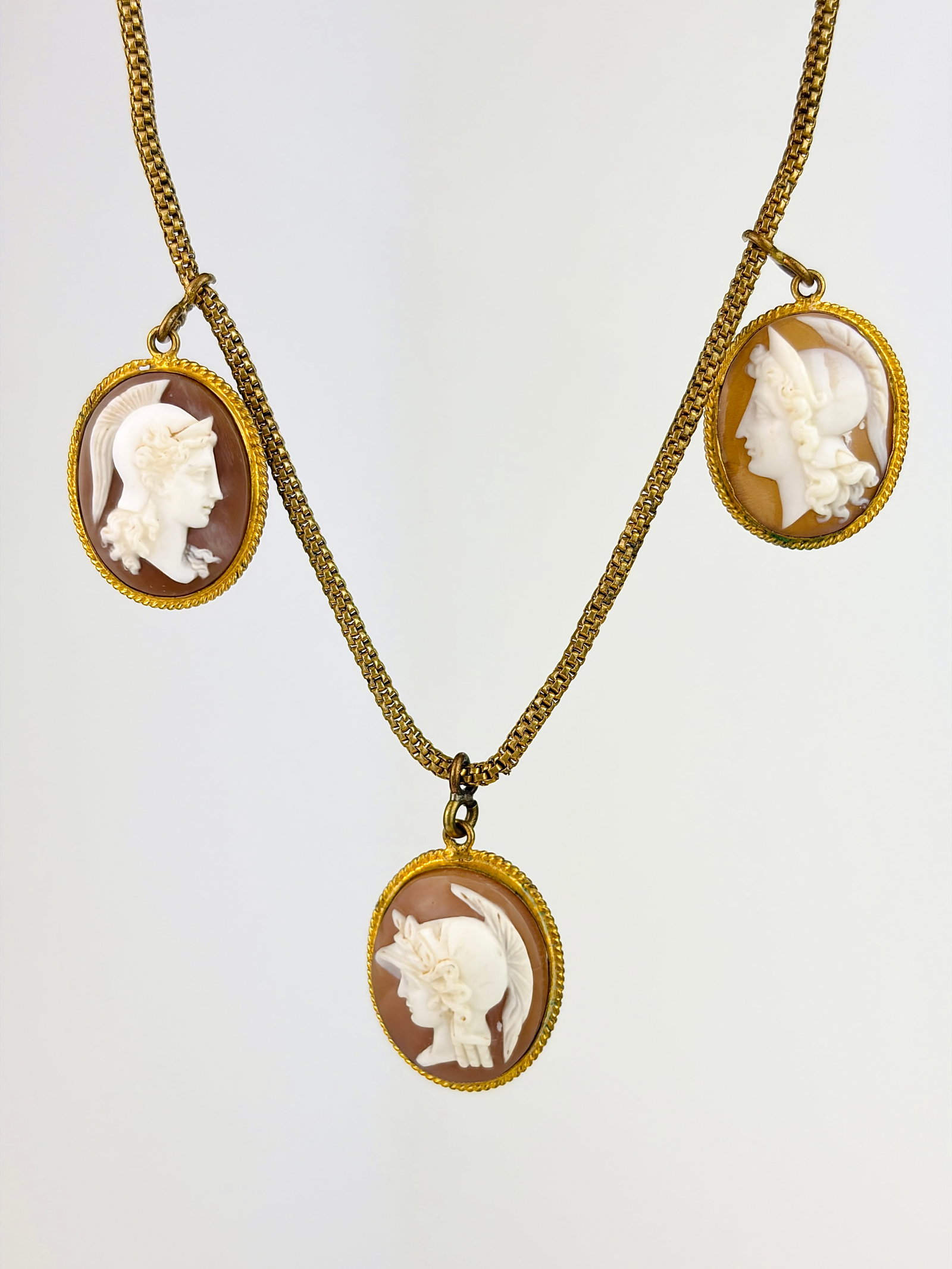 WONDERFUL CAMEO NECKLACE IN YELLOW METAL: WONDERFUL CAMEO NECKLACE IN YELLOW METAL