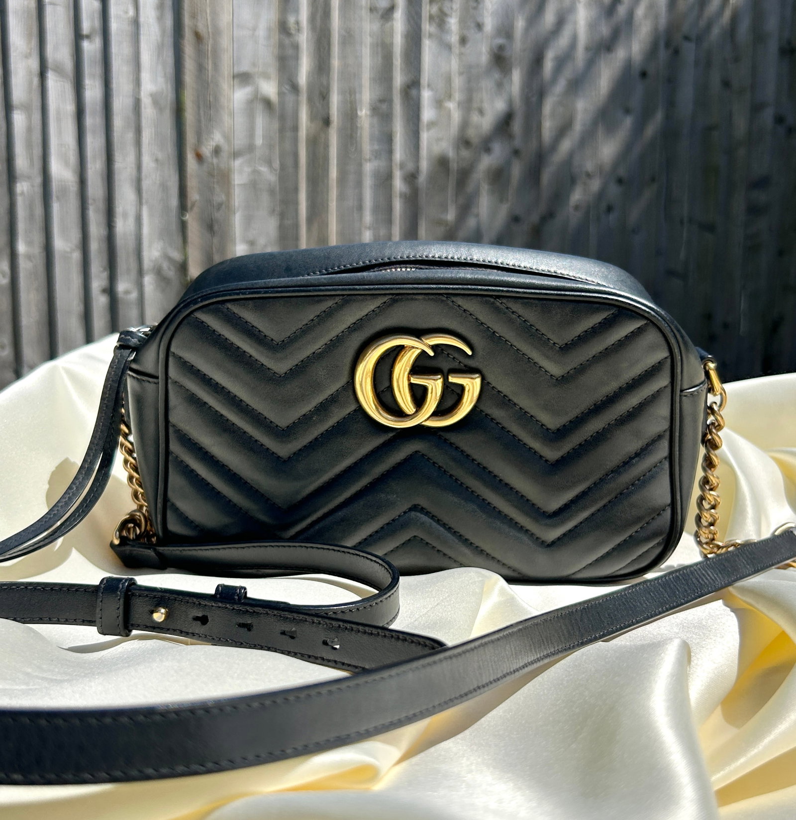 AUTHENTIC BLACK GUCCI GG MARMONT SMALL MATELASSE SHOULDER BAG: AUTHENTIC BLACK GUCCI GG MARMONT SMALL MATELASSE SHOULDER BAG