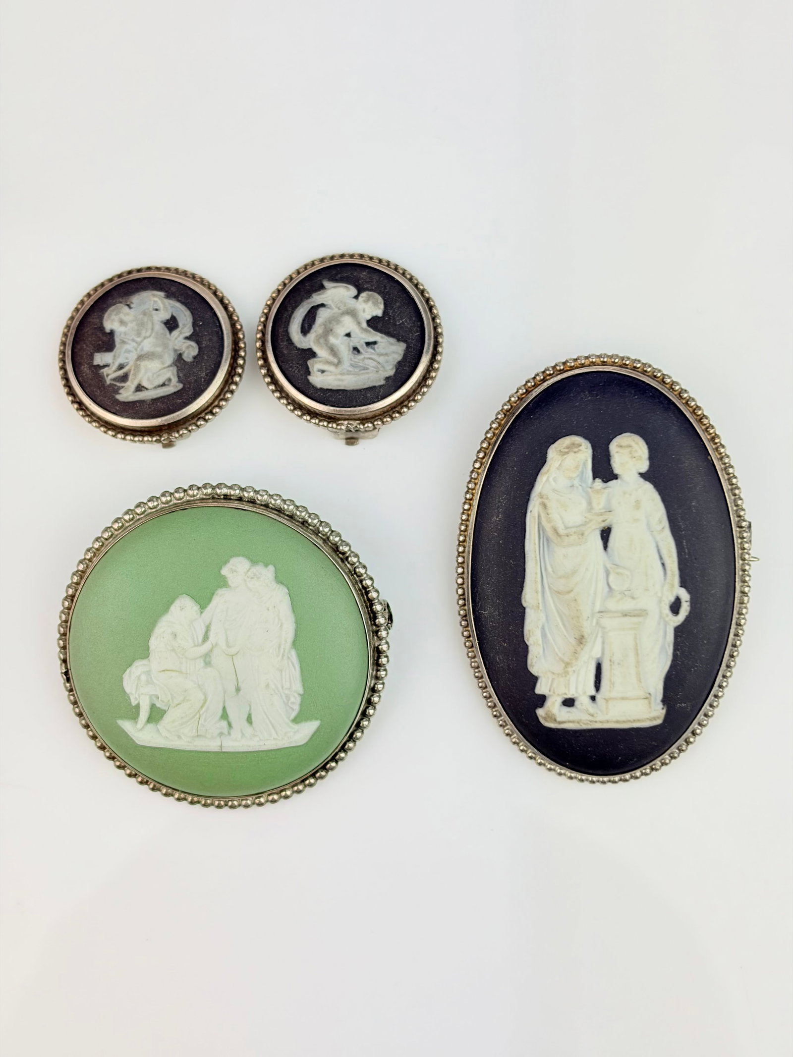 MIXED LOT SILVER WEDGEWOOD CLIP ON EARRINGS AND BROOCHES: MIXED LOT SILVER WEDGEWOOD CLIP ON EARRINGS AND BROOCHES