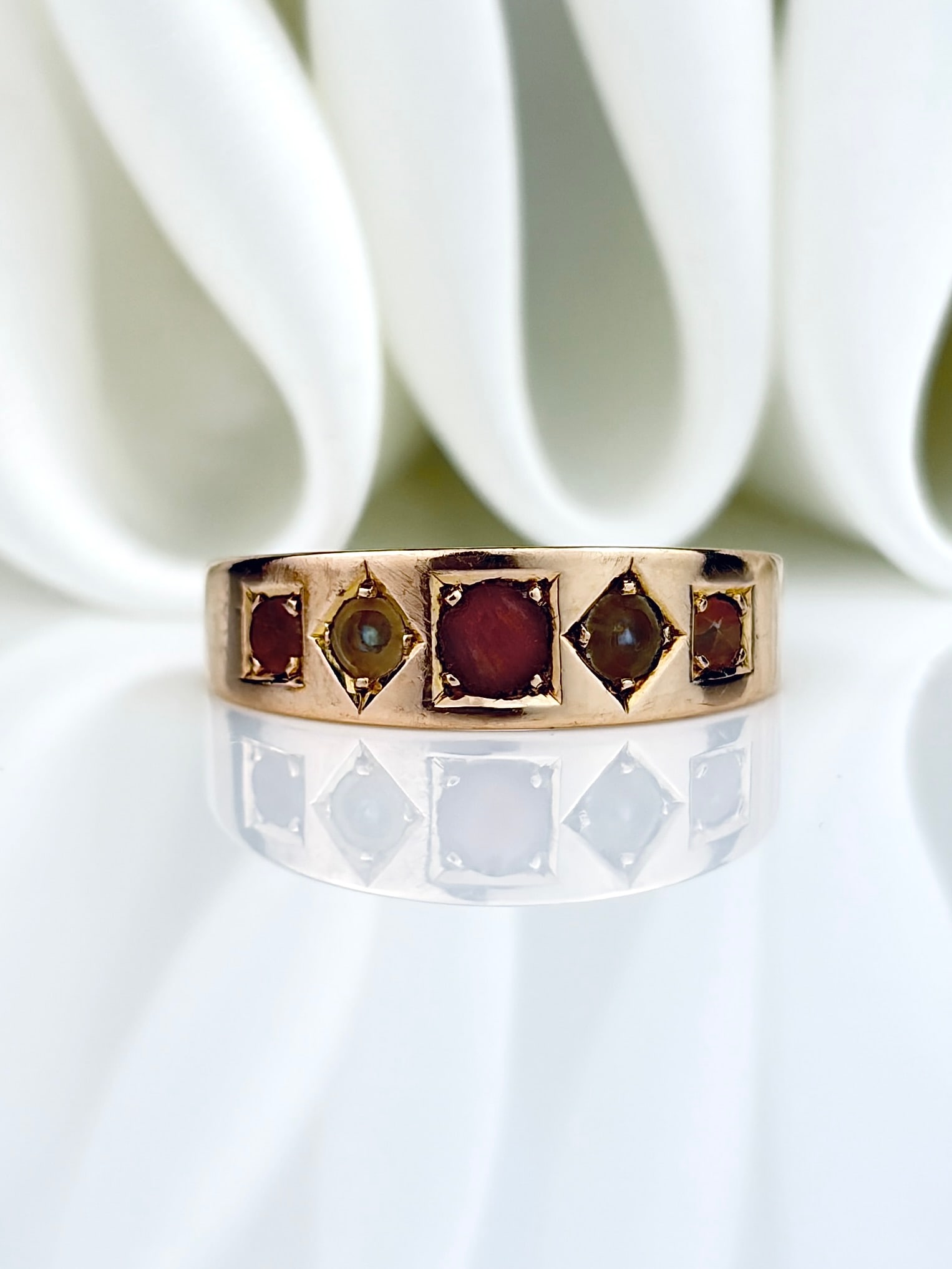 ANTIQUE 15CT YELLOW GOLD CORAL AND PEARL 5 STONE RING: ANTIQUE 15CT YELLOW GOLD CORAL AND PEARL 5 STONE RING A truly gorgeous ring! The corals appear lighter in real life than in the photos - the 5th photo is most accurate for colours.