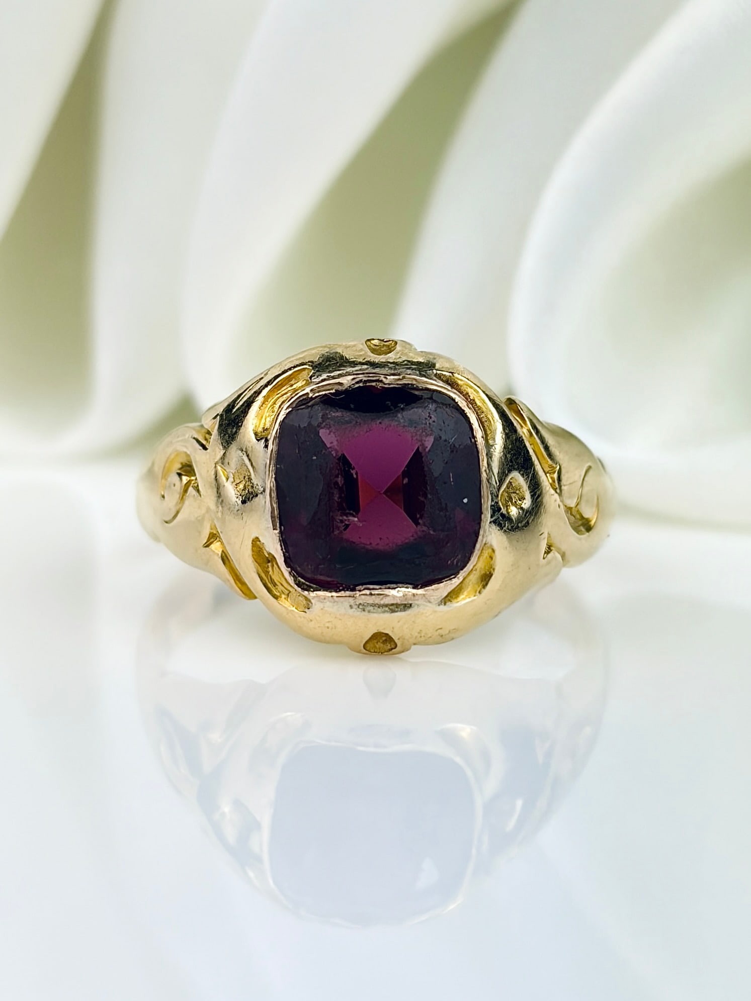 ANTIQUE 18CT YELLOW GOLD AMETHYST ENGRAVED RING: ANTIQUE 18CT YELLOW GOLD AMETHYST ENGRAVED RING Beautiful ring.