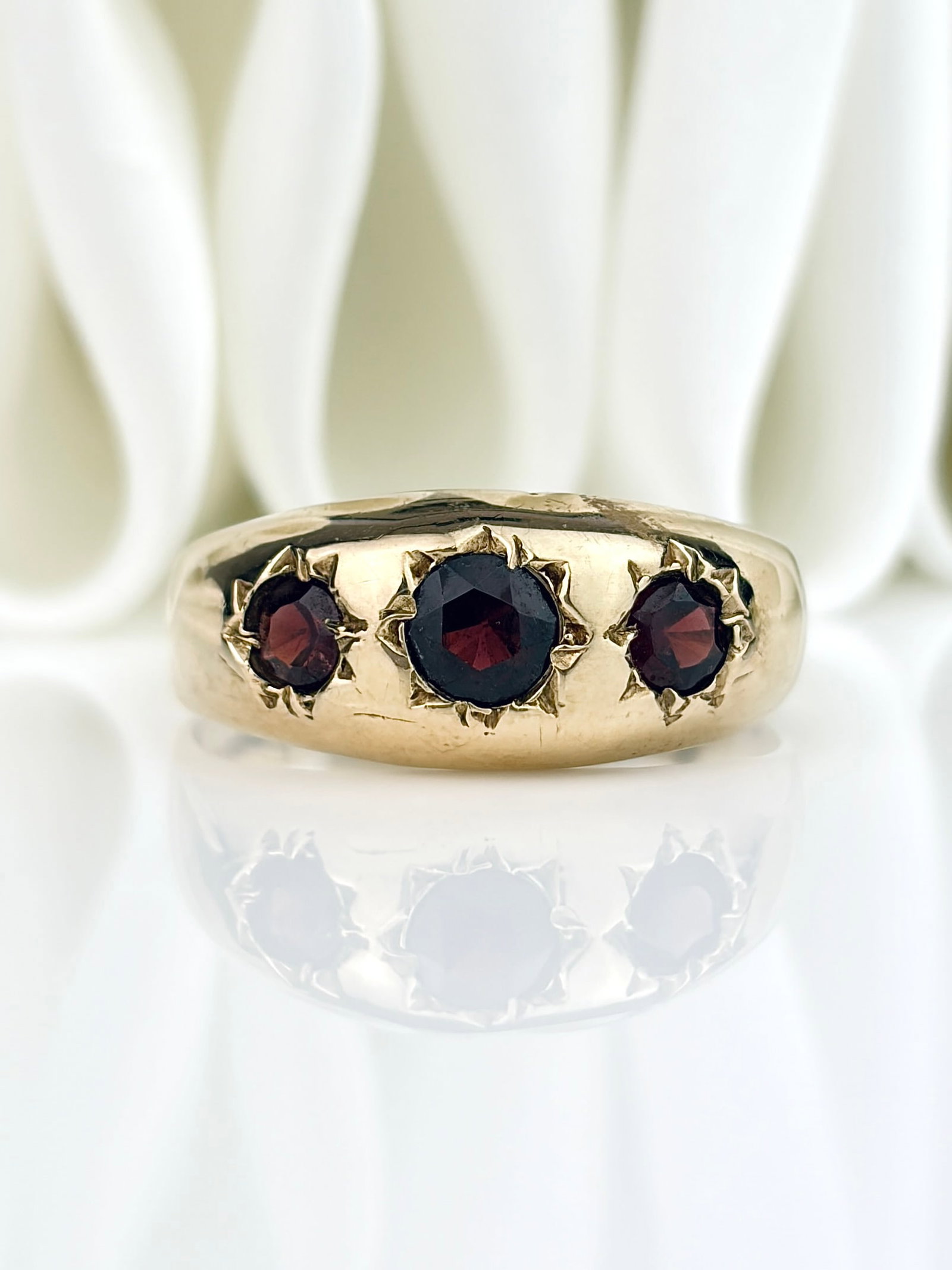 VINTAGE C.1979 CHUNKY 9CT YELLOW GOLD GARNET 3 STONE STAR RING (1 of 9)