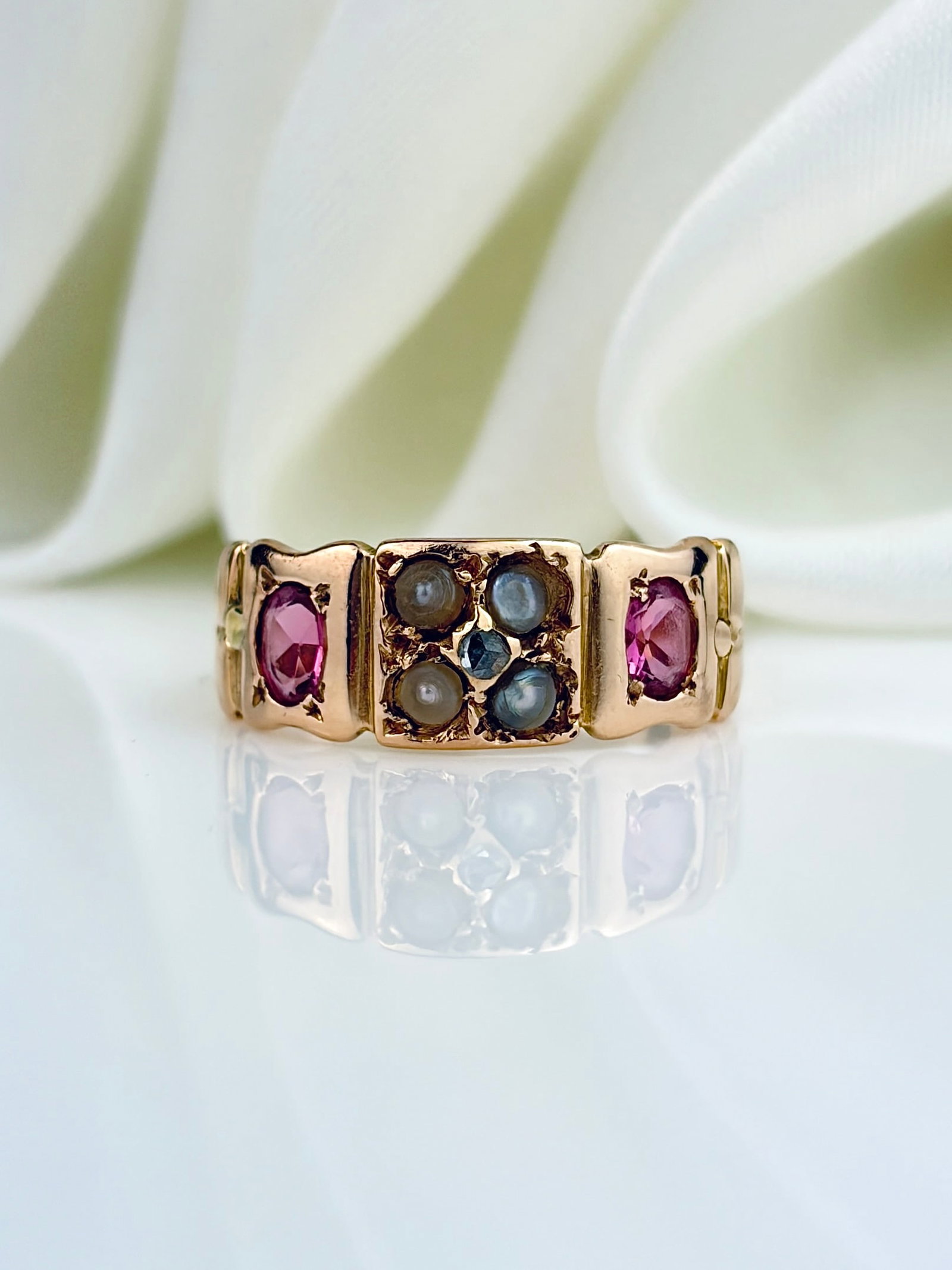 ANTIQUE 15CT YELLOW GOLD AMETHYST AND PEARL RING: ANTIQUE 15CT YELLOW GOLD AMETHYST AND PEARL RING Beautiful ring with pink toned amethysts!