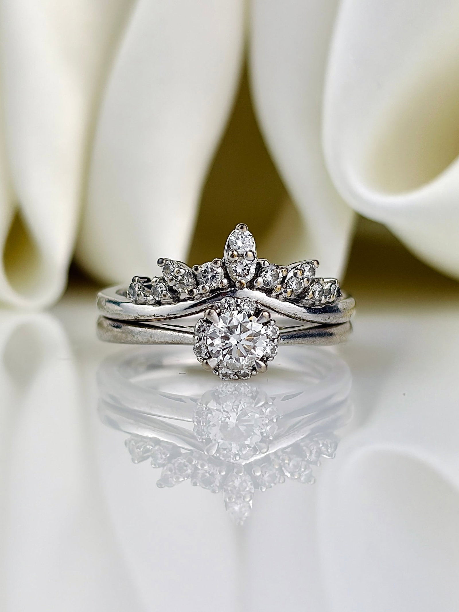 2 diamond rings complete with paperwork and certificates: 2 diamond rings complete with paperwork and certificates Fit together wonderfully! RRP £1500 for both. SOLITAIRE