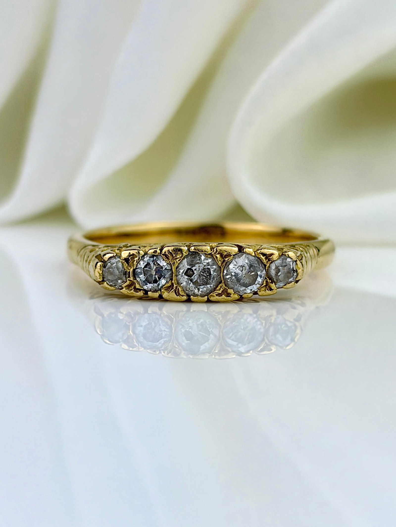 VINTAGE 18CT YELLOW GOLD DIAMOND 5 STONE RING: VINTAGE 18CT YELLOW GOLD DIAMOND 5 STONE RING Gorgeous scroll setting!