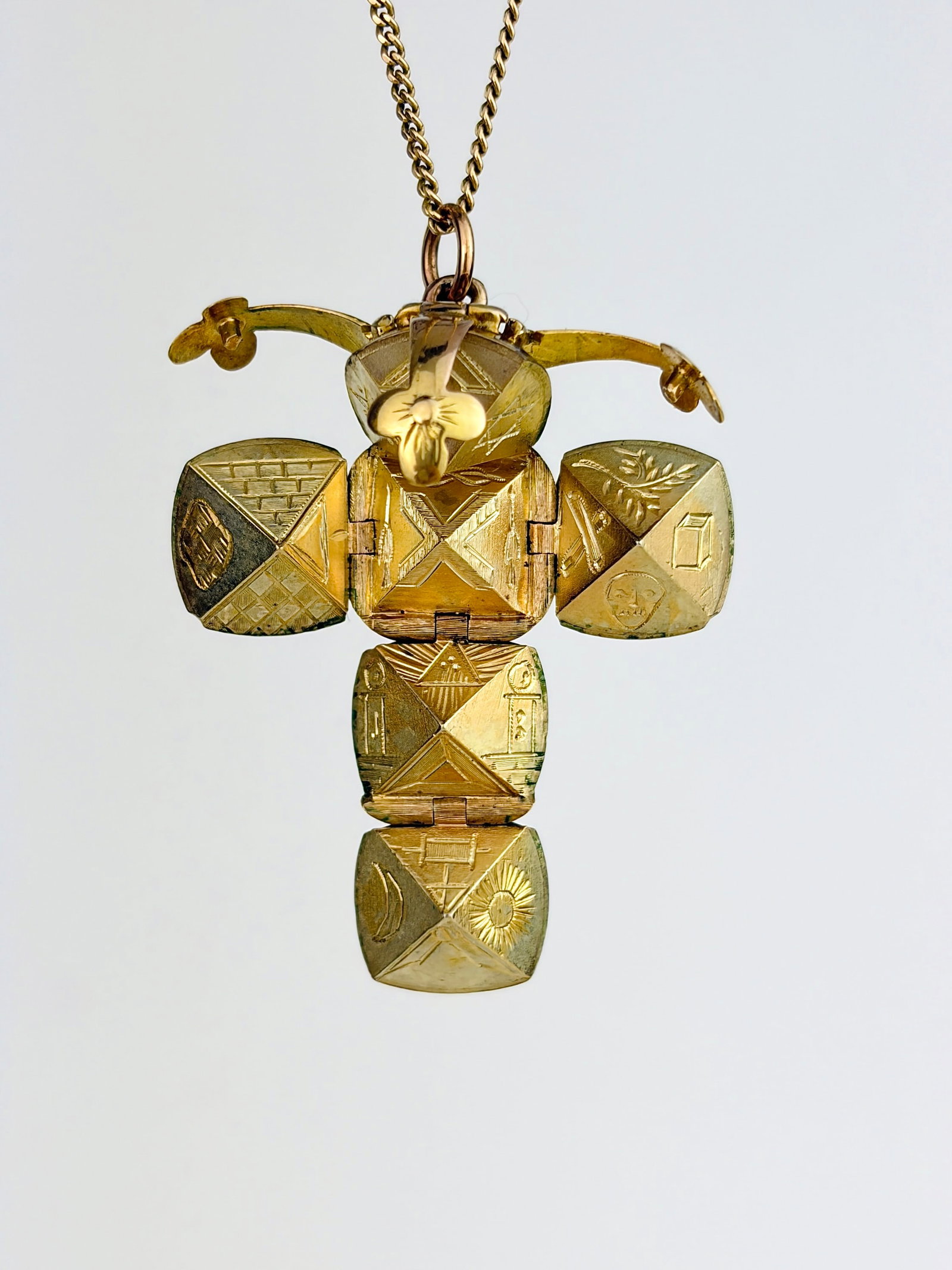 Rare 9ct Gold Opening Masonic Ball/Cross Pendant: Rare 9ct Gold Opening Masonic Ball/Cross Pendant Chain not included. Weight: 9.17g Size: open 40x30x7mm, closed 23x17mm Materials: 9ct gold Hallmarks: stamped 9ct faded
