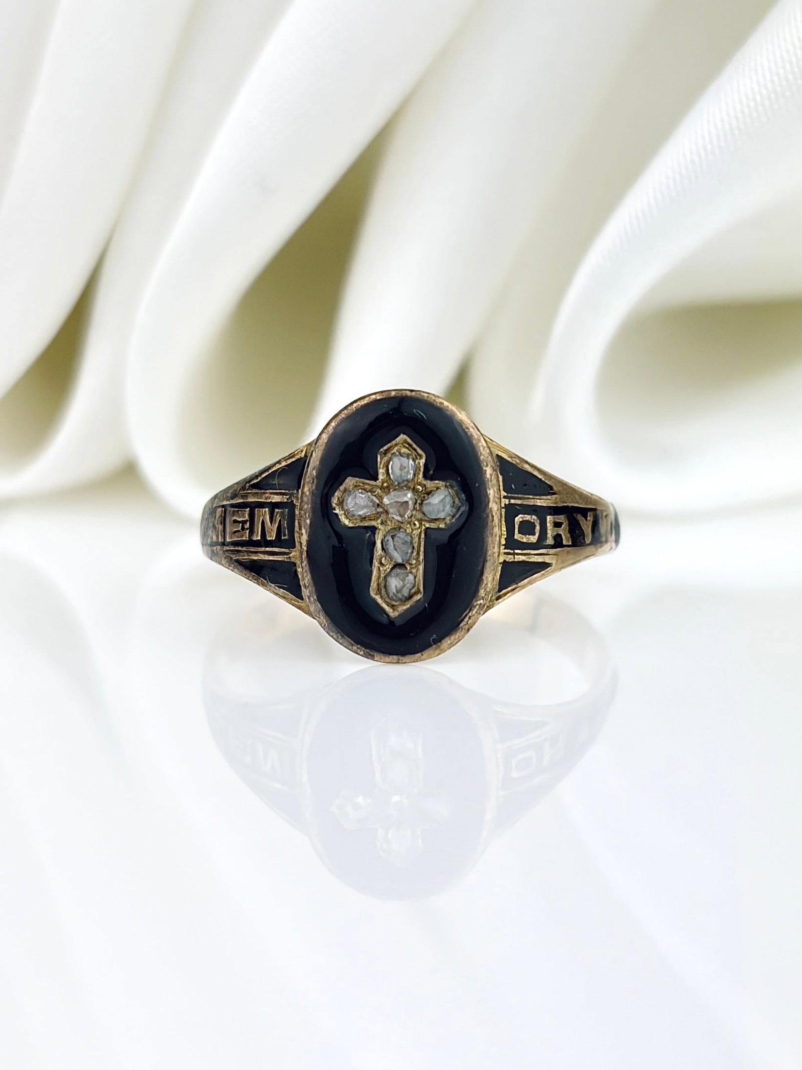 Antique 18ct Gold Rose Cut Diamond Cross and Black Enamel Mourning Ring: Antique 18ct Gold Rose Cut Diamond Cross and Black Enamel Mourning Ring A wonderful piece, featuring a rose cut diamond cross framed by a rich black enamel! The words 'in memory of' stretch across the