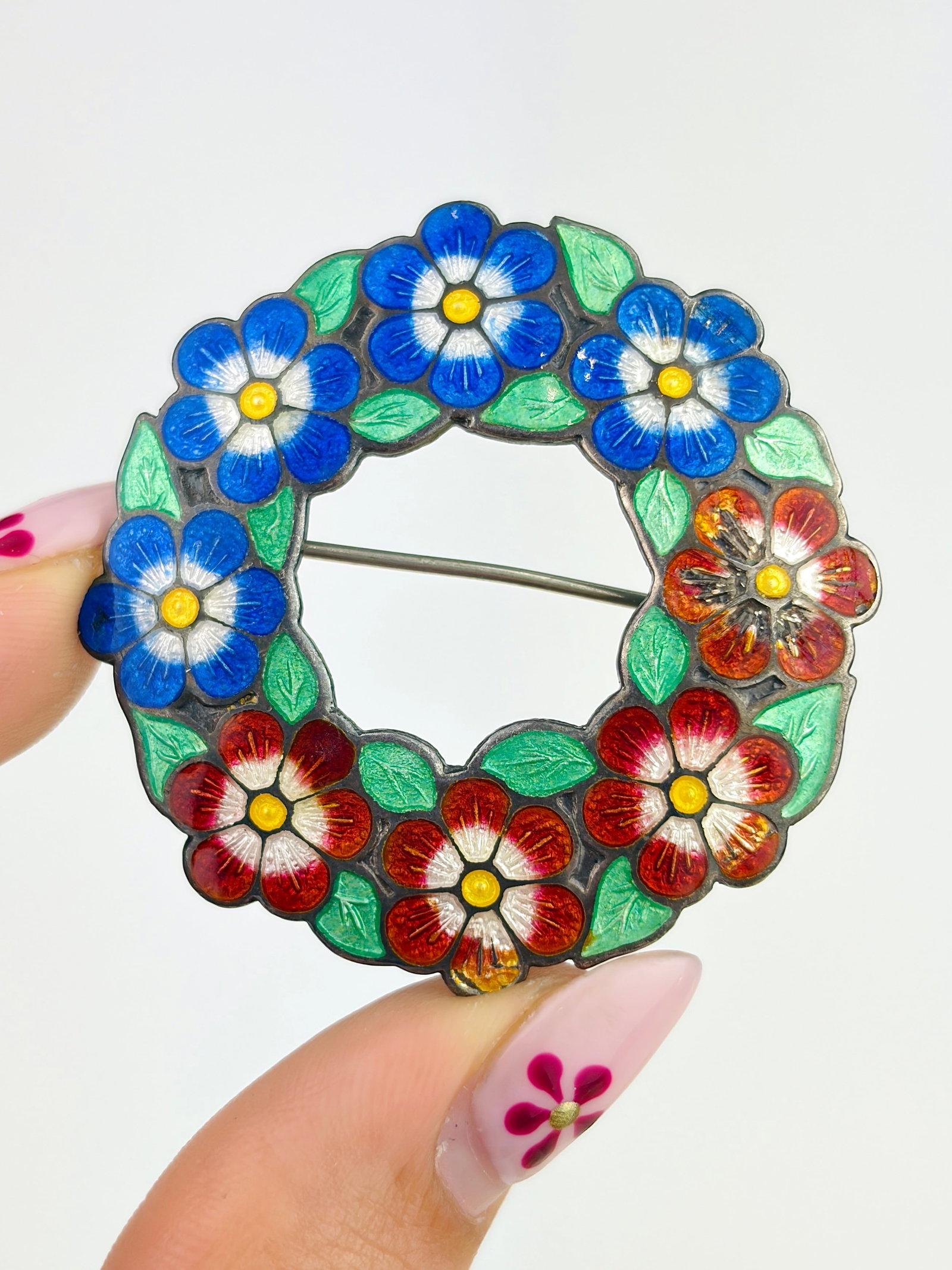 VINTAGE SILVER AND ENAMEL FLOWER WREATH BROOCH: VINTAGE SILVER AND ENAMEL FLOWER WREATH BROOCH