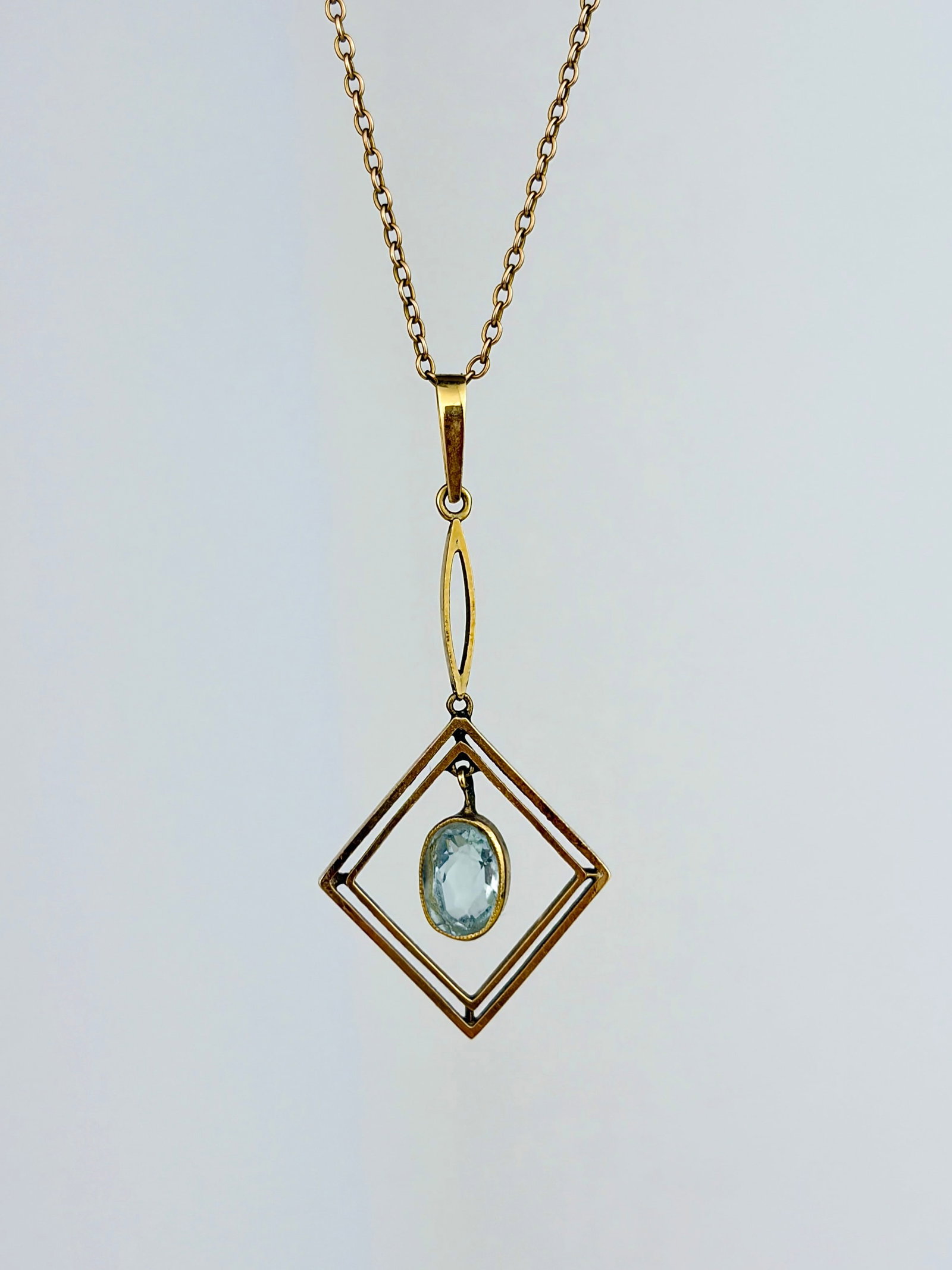 Antique 9ct Gold Aquamarine Pendant on 9ct Chain with Barrel Clasp: Antique 9ct Gold Aquamarine Pendant on 9ct Chain with Barrel Clasp Beautiful pendant!