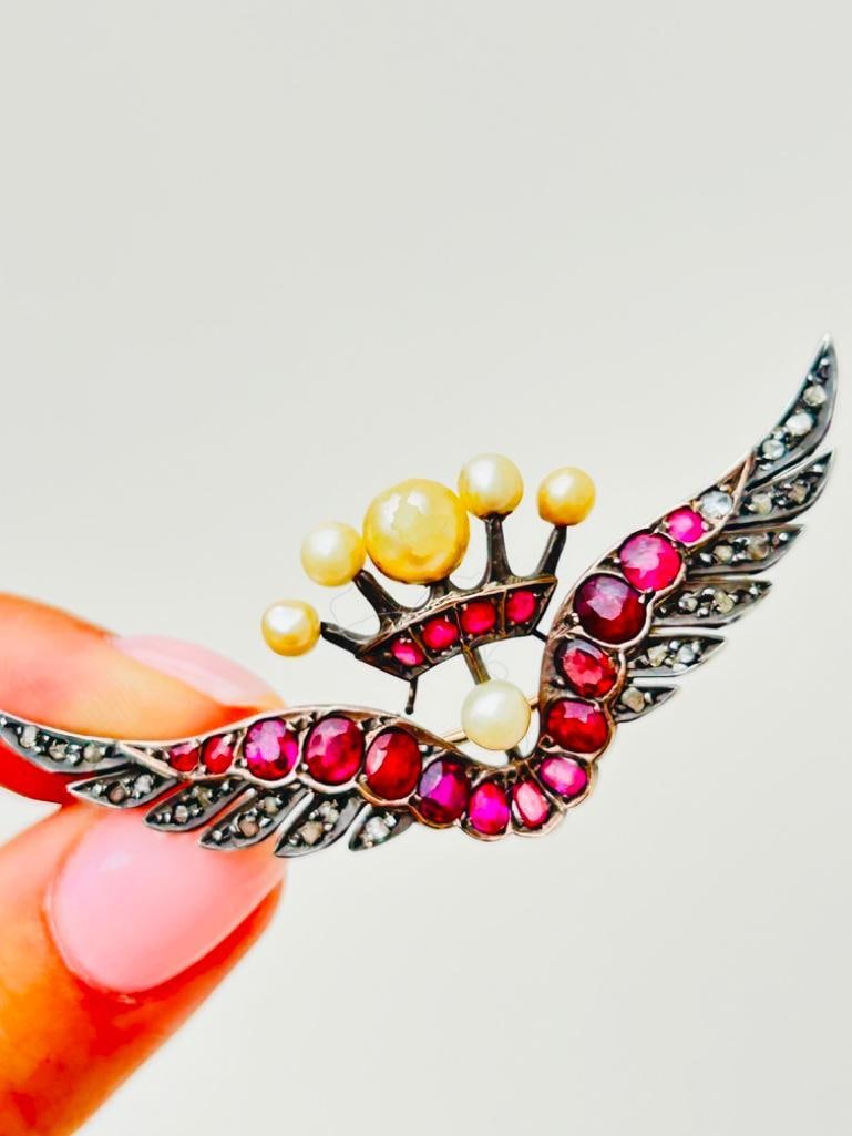 Antique Outstanding Diamond and Ruby Pearl Wings / Crown Brooch in Antique Box: Antique Outstanding Diamond and Ruby Pearl Wings / Crown Brooch in Antique Box truly a beautiful and special antique brooch measurements size 61mm x 23mm weight 8.73g 