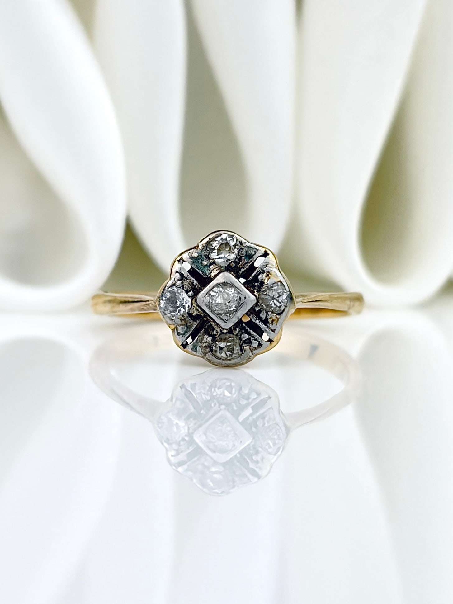 SWEET ANTIQUE 18CT GOLD DIAMOND CLUSTER RING (1 of 9)