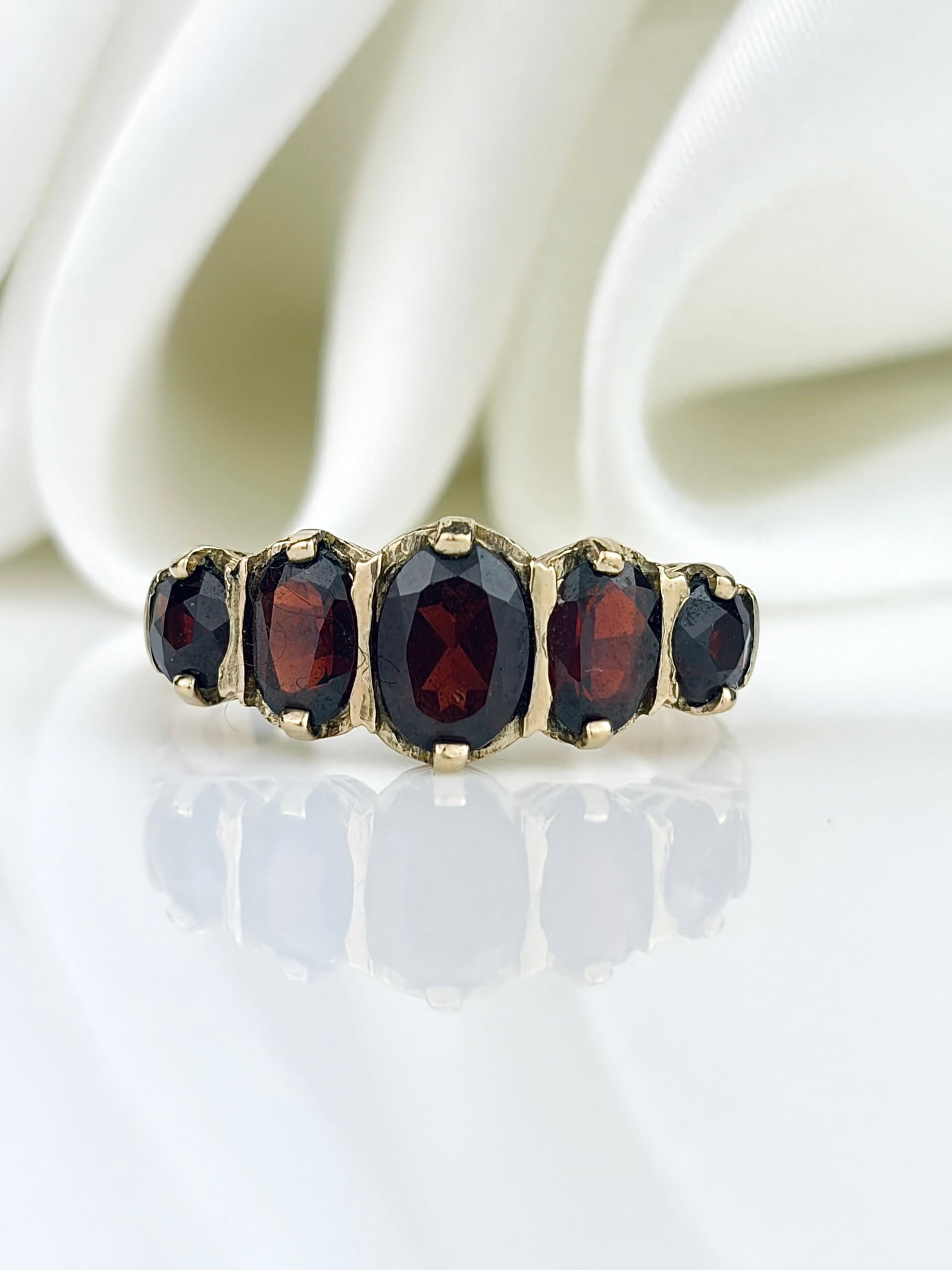 Chunky 9ct Yellow Gold Garnet 5 Stone Ring: Chunky 9ct Yellow Gold Garnet 5 Stone Ring Perfect chunky garnet ring!
