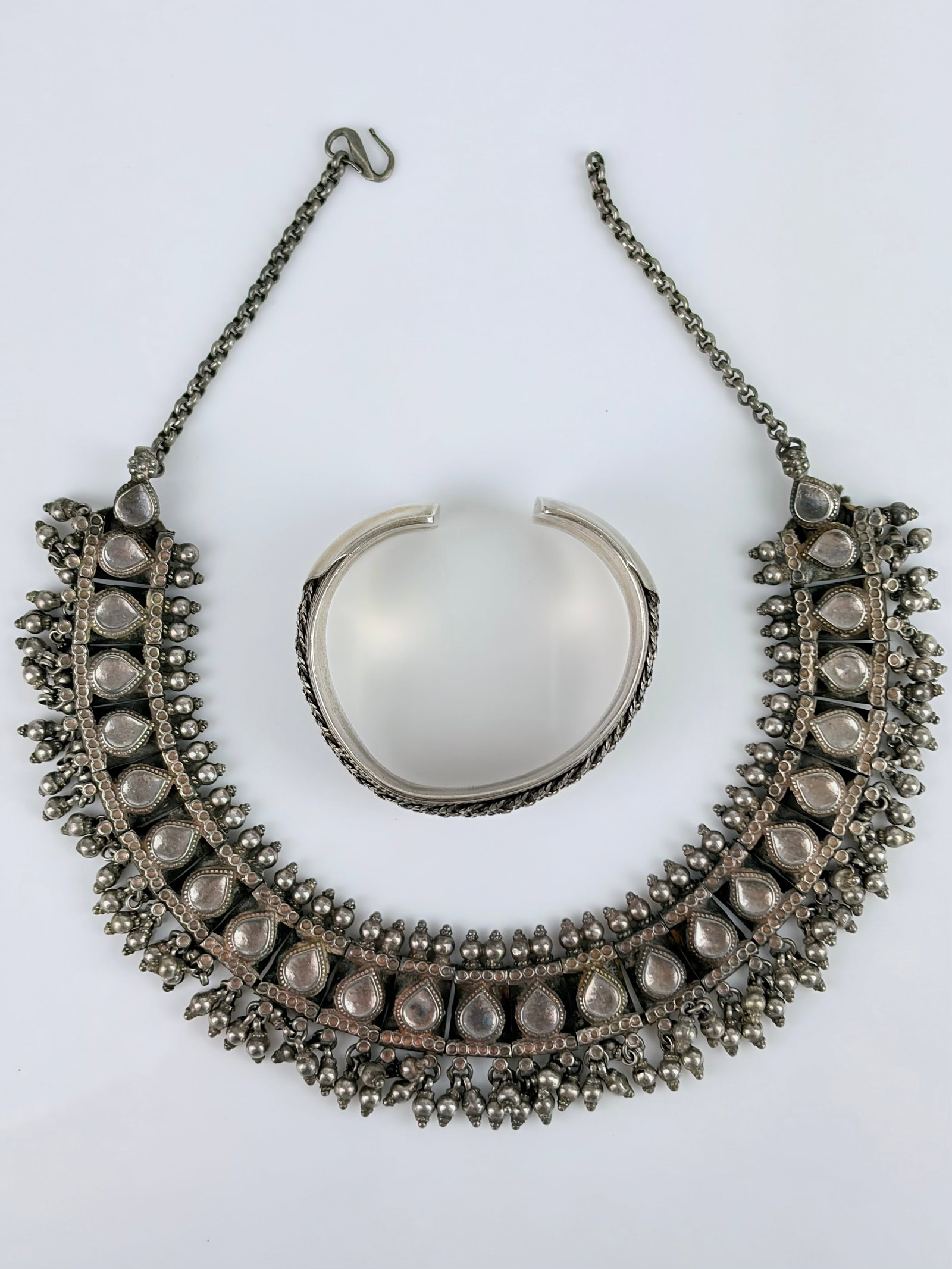 MIXED LOT CHUNKY SILVER BANGLE AND NECKLACE: MIXED LOT CHUNKY SILVER BANGLE AND NECKLACE