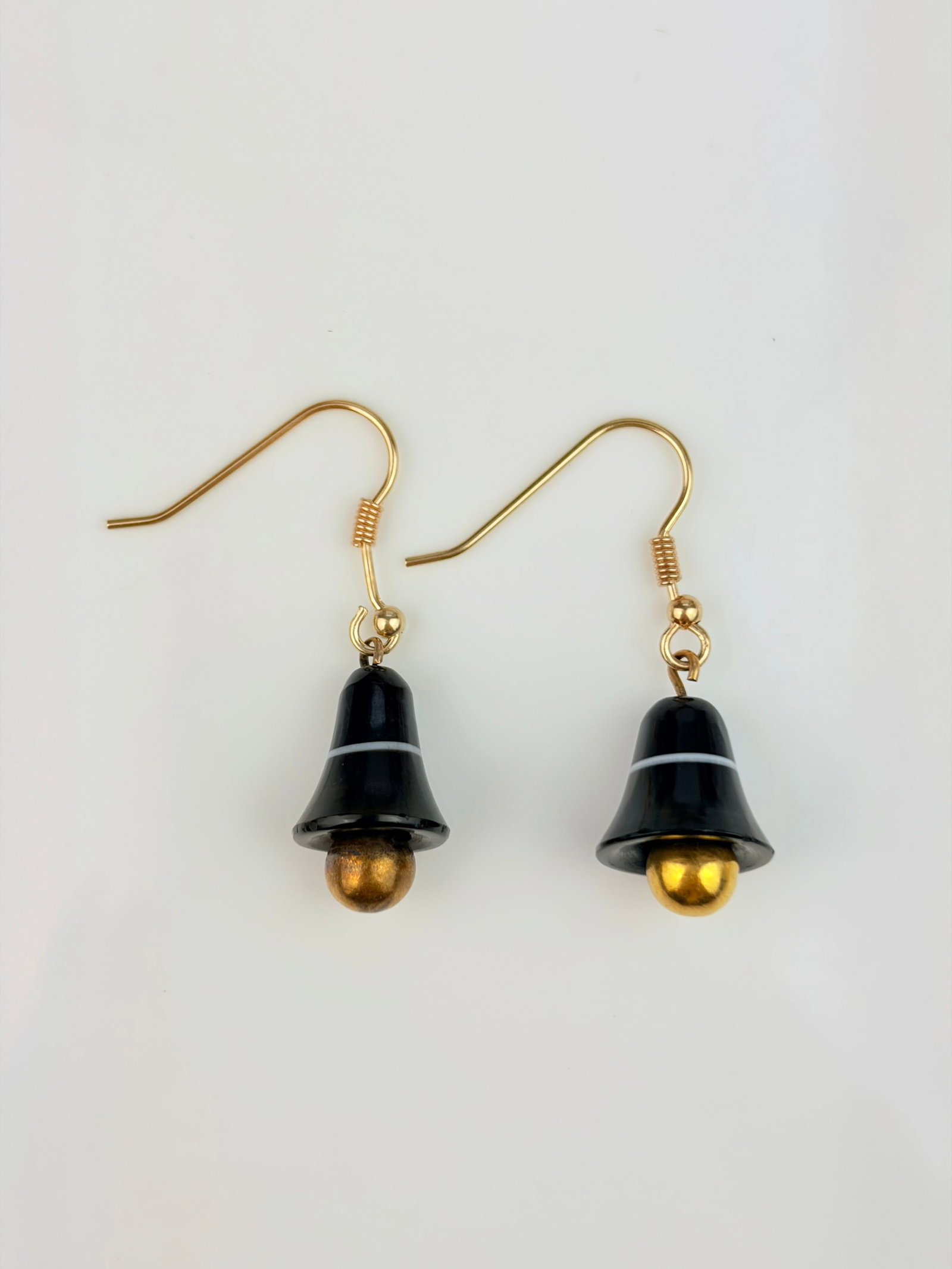 ANTIQUE GOLD BANDED AGATE BELL EARRINGS AF: ANTIQUE GOLD BANDED AGATE BELL EARRINGS Weight 3.48g Size 35x11mm Gold One hook can come off easily, needs tightening 