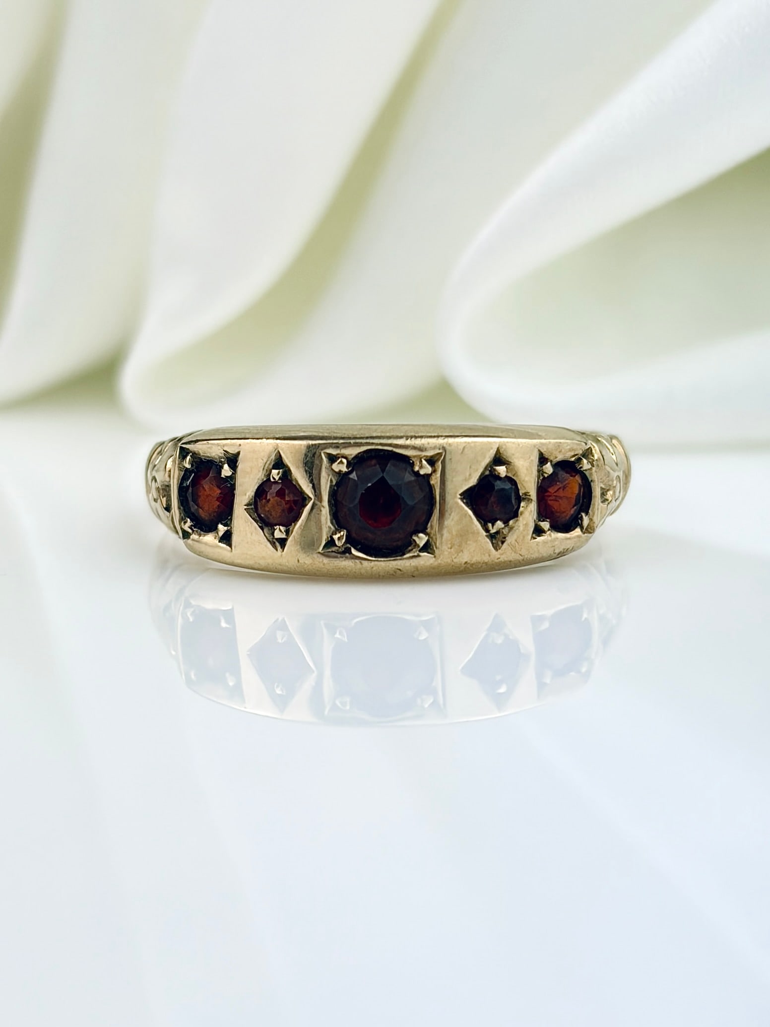 VINTAGE 9CT YELLOW GOLD GARNET 5 STONE RING: VINTAGE 9CT YELLOW GOLD GARNET 5 STONE RING Beautiful!