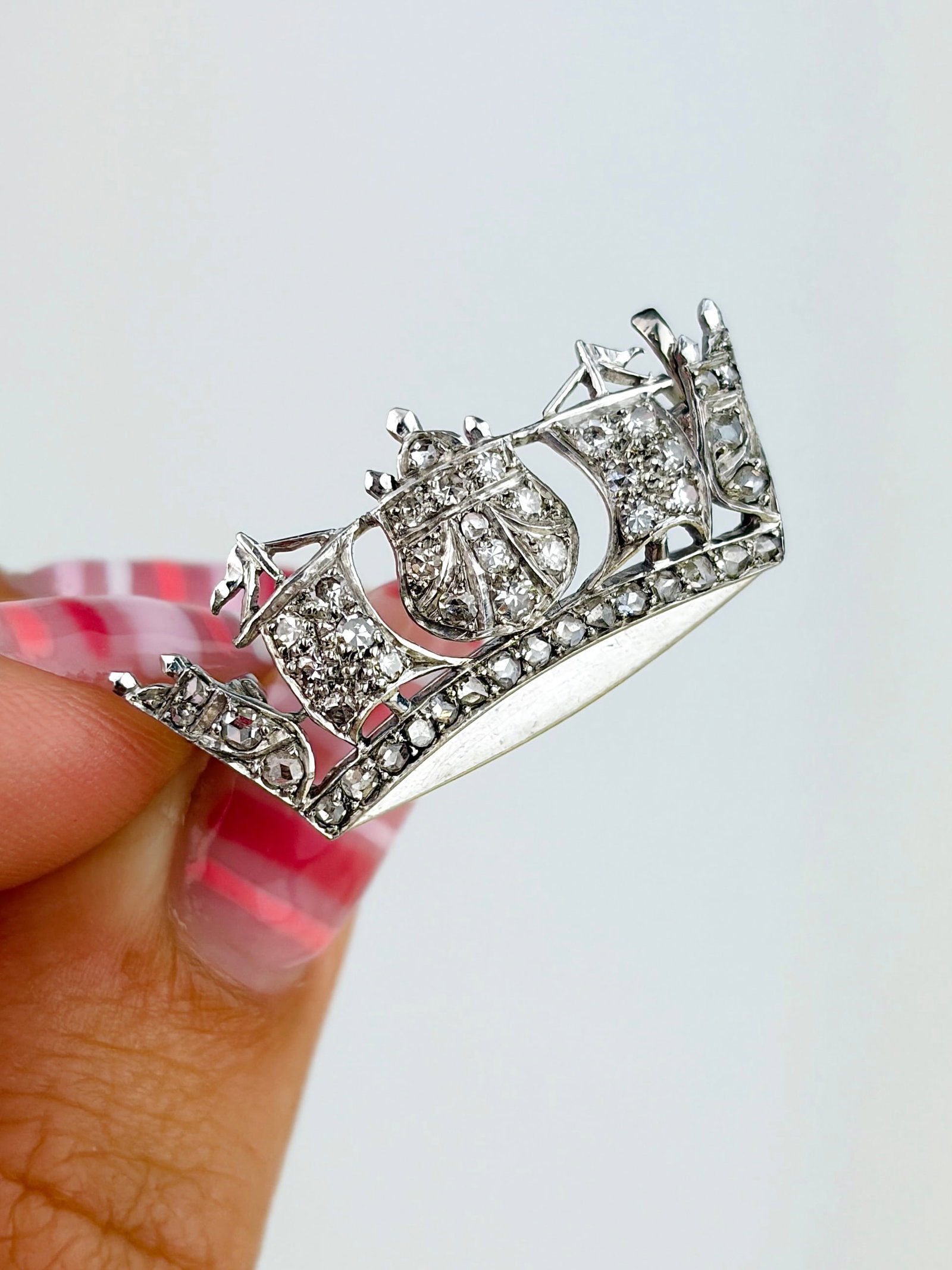 18ct White Gold Diamond Royal Navy Sweetheart Brooch: 18ct White Gold Diamond Royal Navy Sweetheart Brooch This wonderful brooch would have been made for a senior naval officer to give as a gift to a loved one. Weight: 4.33g Size: 13.5x27mm