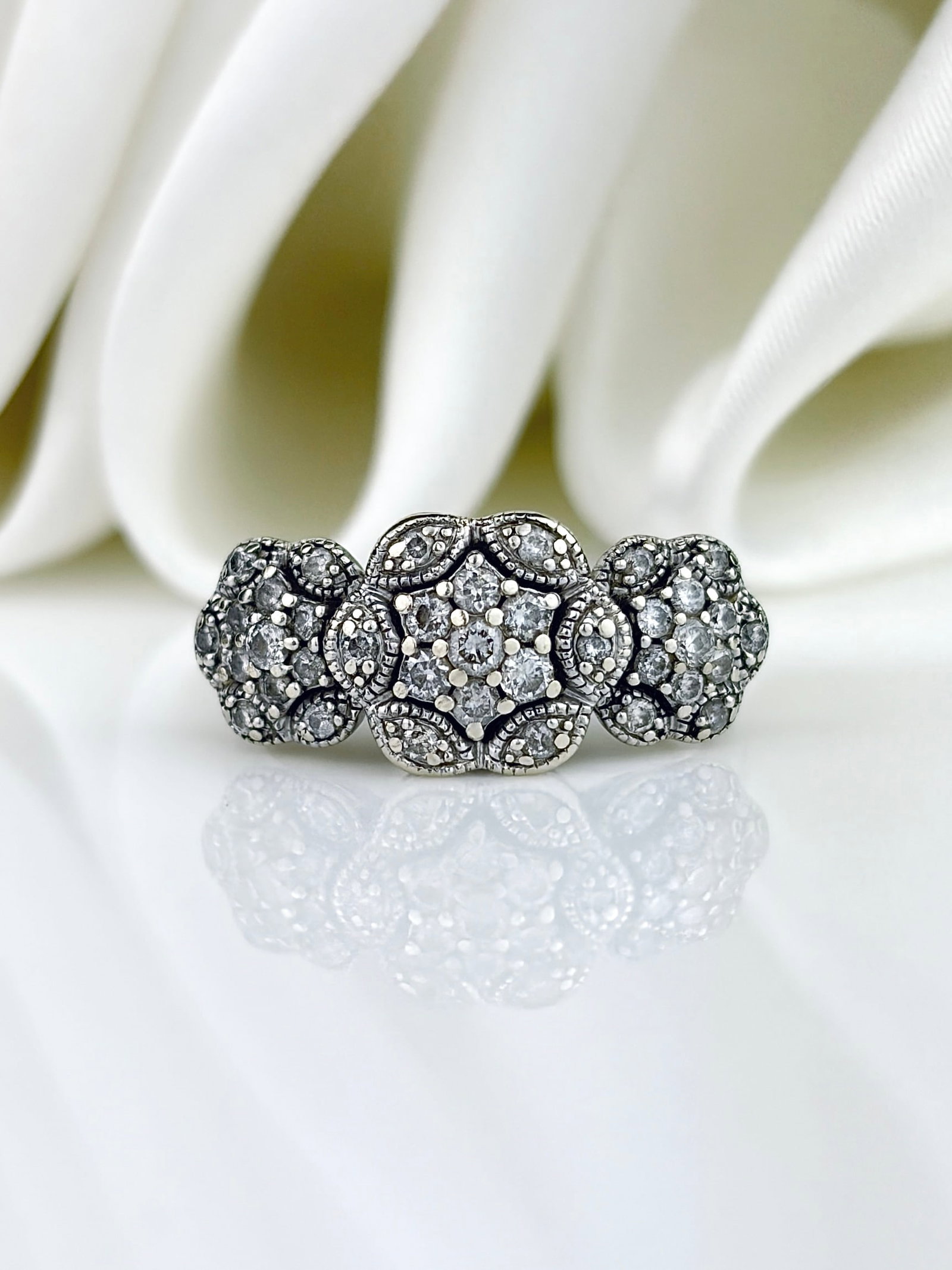 Lovely 9ct White Gold Triple Diamond Flower Cluster Ring (1 of 9)
