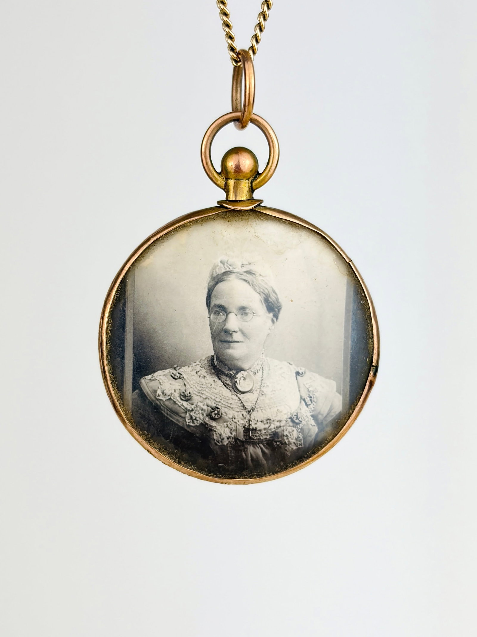 Antique c.1904 9ct Gold Double Sided Locket Pendant: Antique c.1904 9ct Gold Double Sided Locket Pendant Chain not included. 